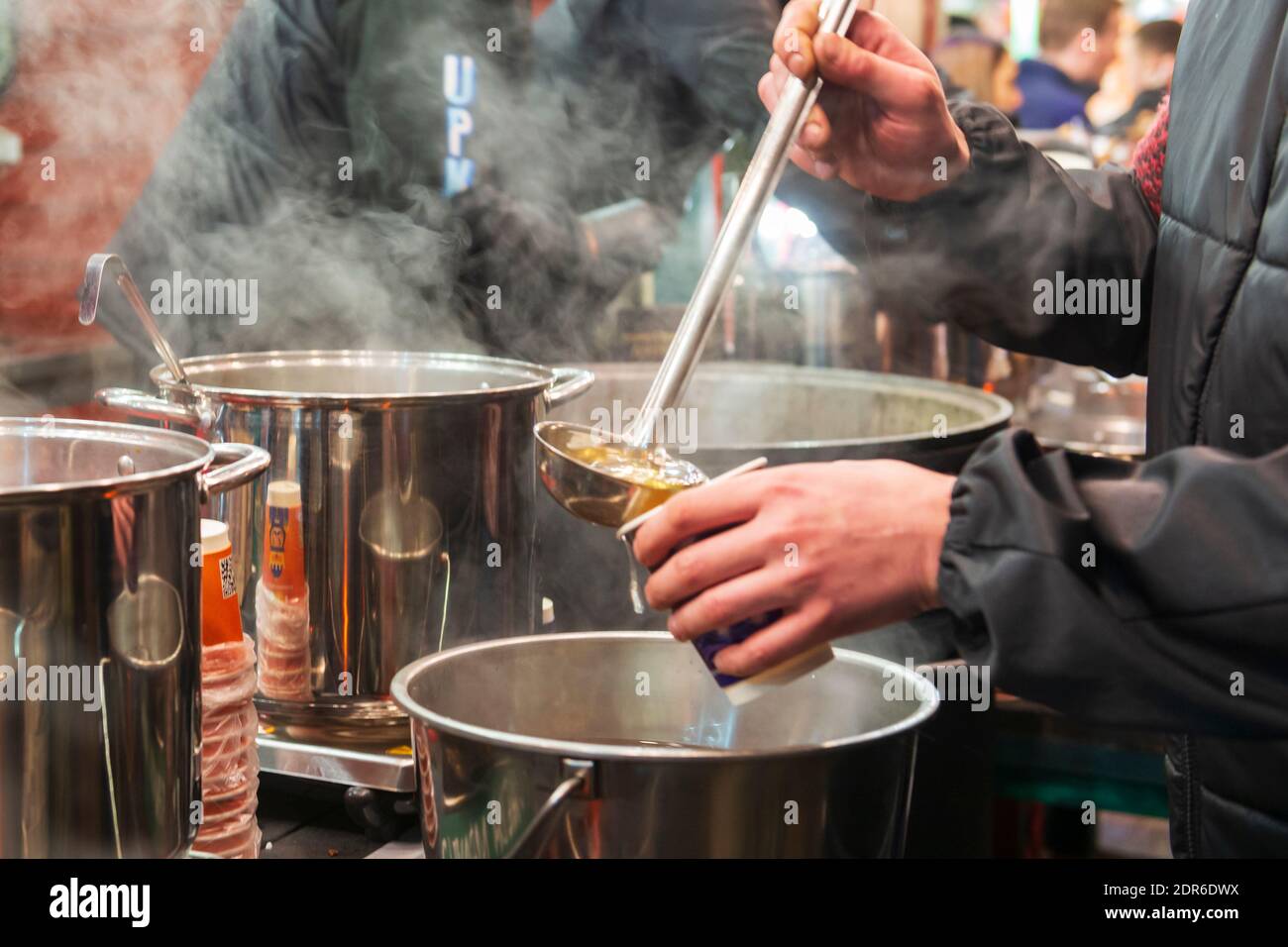 Kiew, Ukraine, 12. Dezember 2019, Verkauf von Punsch auf einer Straße Weihnachtsfeier Stockfoto