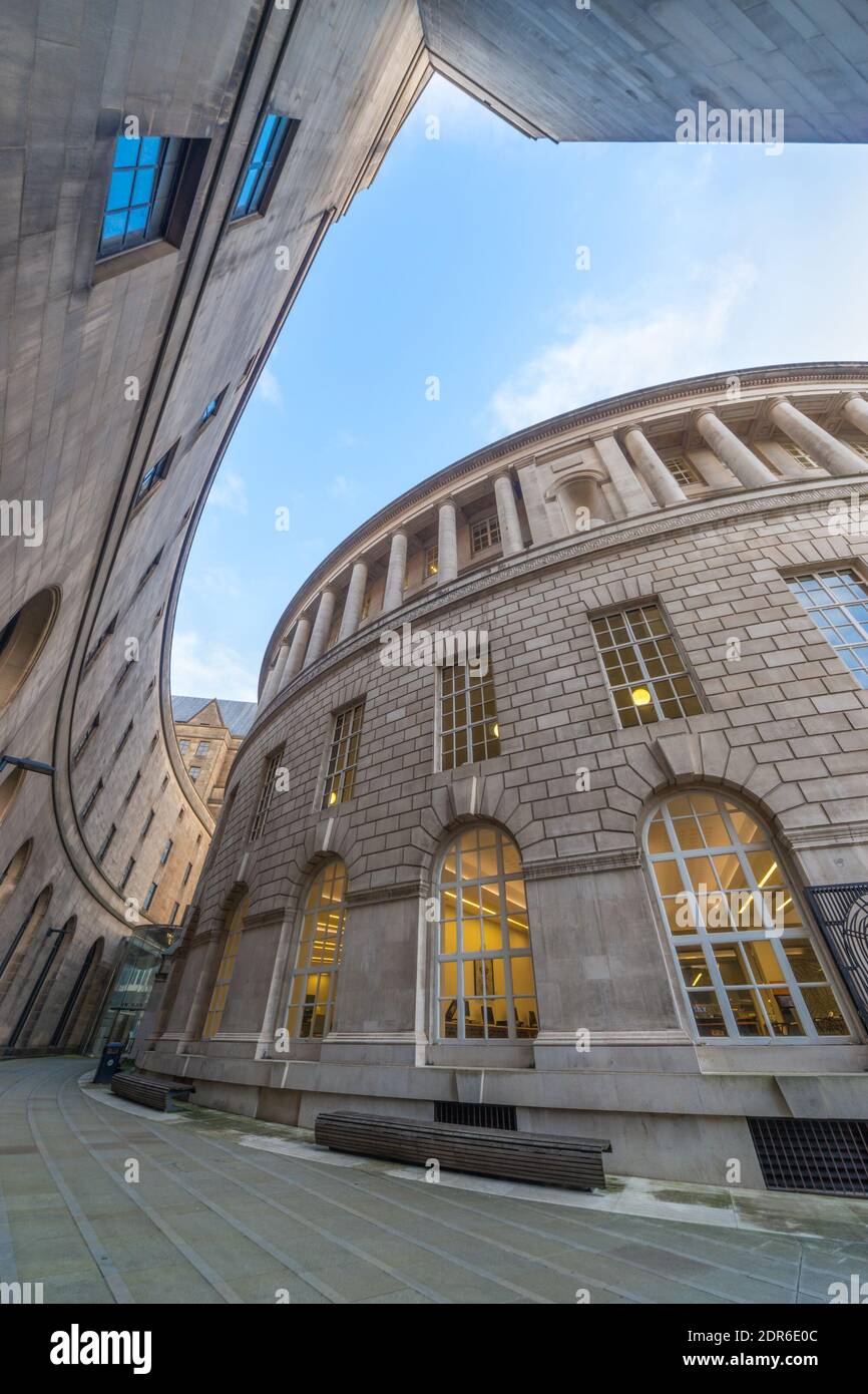 Library Walk, Manchester, hinter Manchester Central Library an der Mount Street, mit Town Hall Extension auf der linken Seite. England, Großbritannien Stockfoto