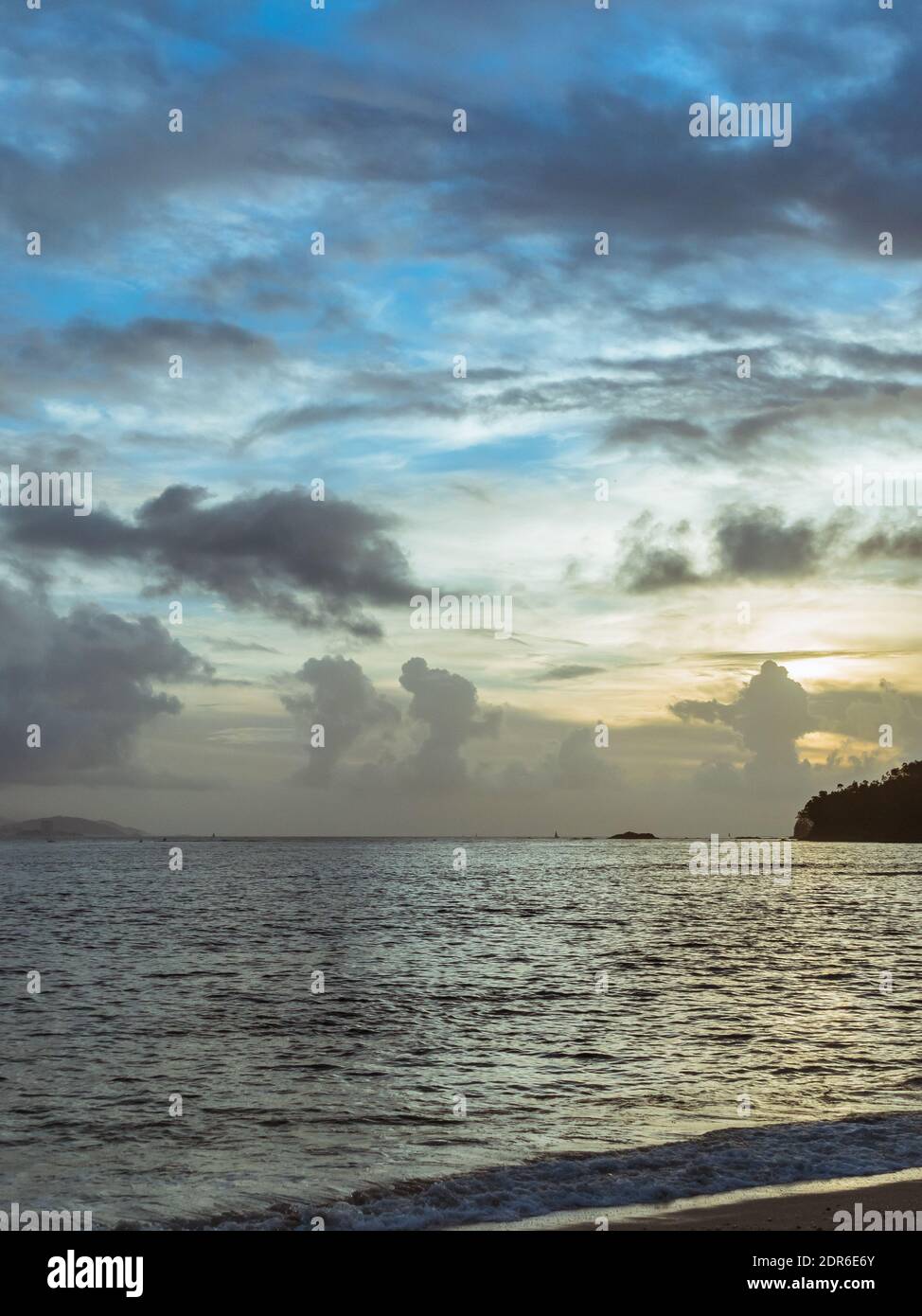 Landschaftshorizont mit Wolken über dem Meer in Spanien Sonnenuntergang Stockfoto