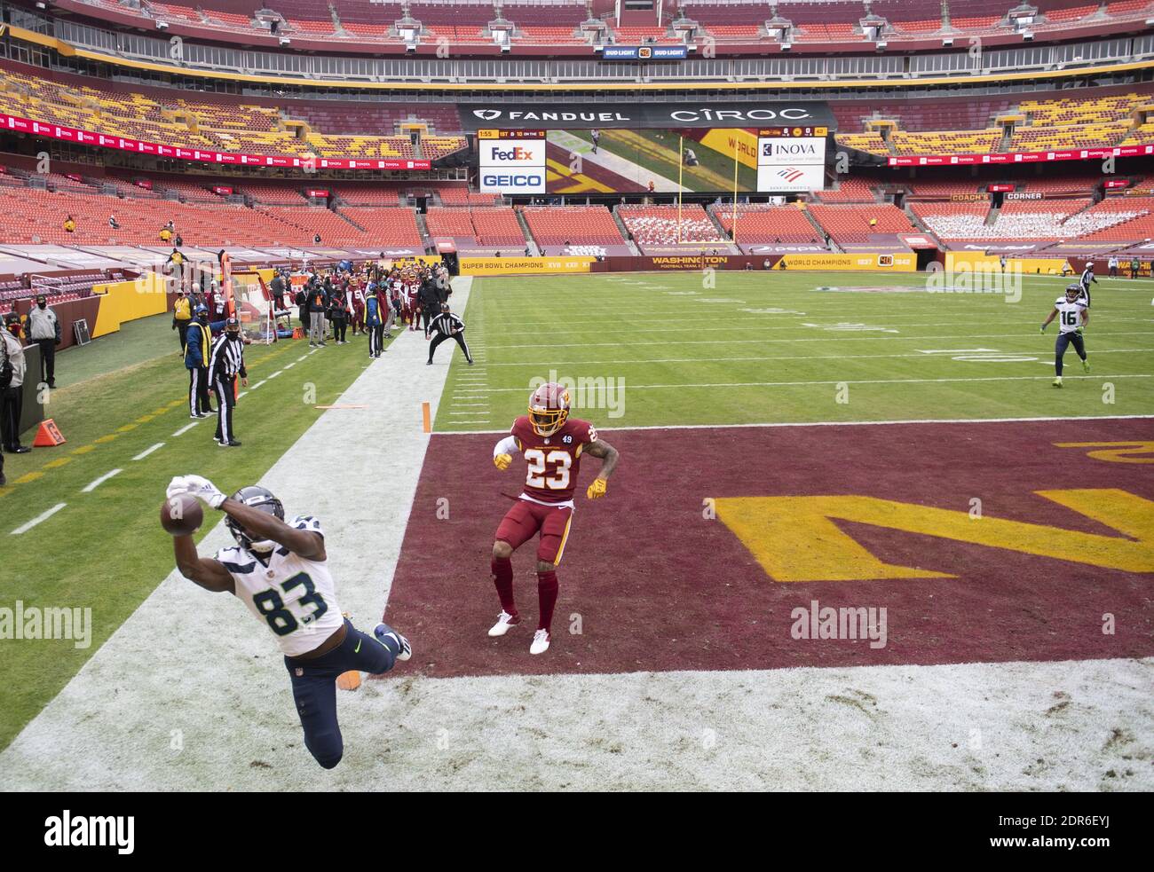 Landover, Usa. Dezember 2020. Seattle Seahawks Wide Receiver David Moore (83) fängt einen Ball außerhalb der Grenzen gegen Washington Football Team Eckpfeiler Ronald Darby (23) auf FedEx Feld in Landover, Maryland am Sonntag, 20. Dezember 2020. Die Seahawks besiegten das Washington Football Team 20-15. Foto von Kevin Dietsch/UPI Kredit: UPI/Alamy Live News Stockfoto