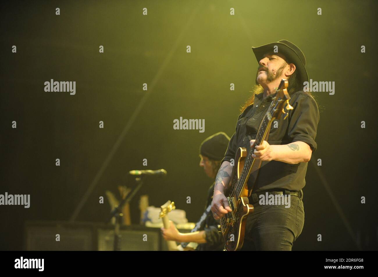 Datei Foto : Motorhead während des Paleo Festivals in Nyon, Schweiz am 20. Juli 2010. Motorhead-Frontmann Lemmy ist im Alter von 70 Jahren gestorben, zwei Tage nachdem er erfahren hatte, dass er an Krebs erkrankt war, teilte die britische Band mit. Lemmy gründete die Rockgruppe 1975 und nahm 22 Alben auf, darunter Ace of Spades, als er zu einer der bekanntesten Stimmen und Gesichter der Musik wurde. Foto von Loona/ABACAPRESS.COM Stockfoto