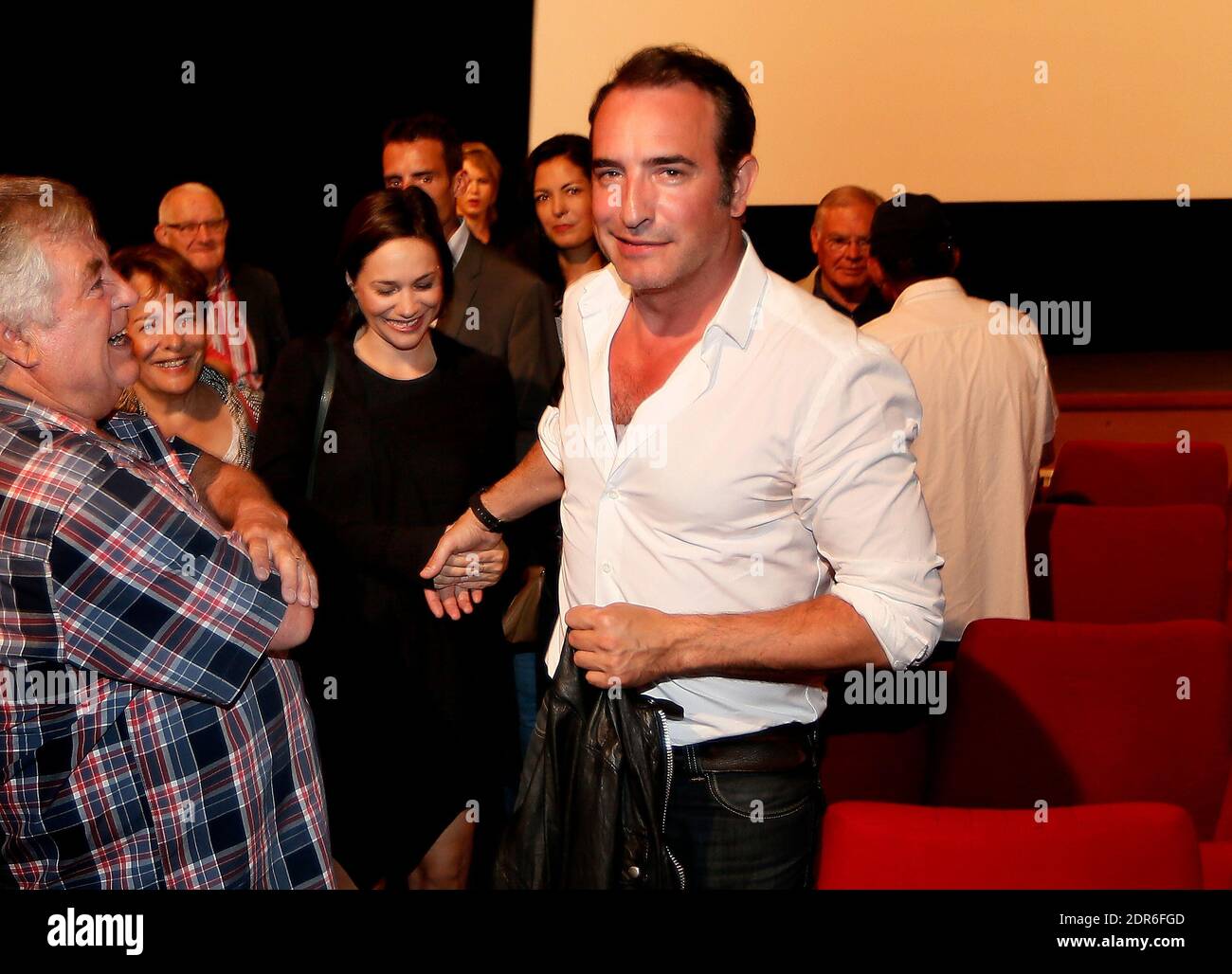 Datei : der französische Schauspieler Jean Dujardin weiht zusammen mit seiner ehemaligen Eistänzerin Nathalie Pechalat und seinen Eltern am 27. Juni 2015 in seiner Heimatstadt Lesparre-Medoc das erste Kino, das seinen Namen trägt, ein. Nachdem Jean anlässlich der Veranstaltung eine Gedenktafel enthüllt hatte, überreichte er dem Theater ein Plakat von "The Artist". Nathalie Pechalat gebar ihr erstes Kind zusammen ein Mädchen namens Jeanne. Der 43-jährige französische Schauspieler, der 2012 für seine Arbeit in The Artist den Preis für den besten Schauspieler erhielt, hat bereits zwei Söhne, Simon, 13, und Jules, 14, Fr. Stockfoto
