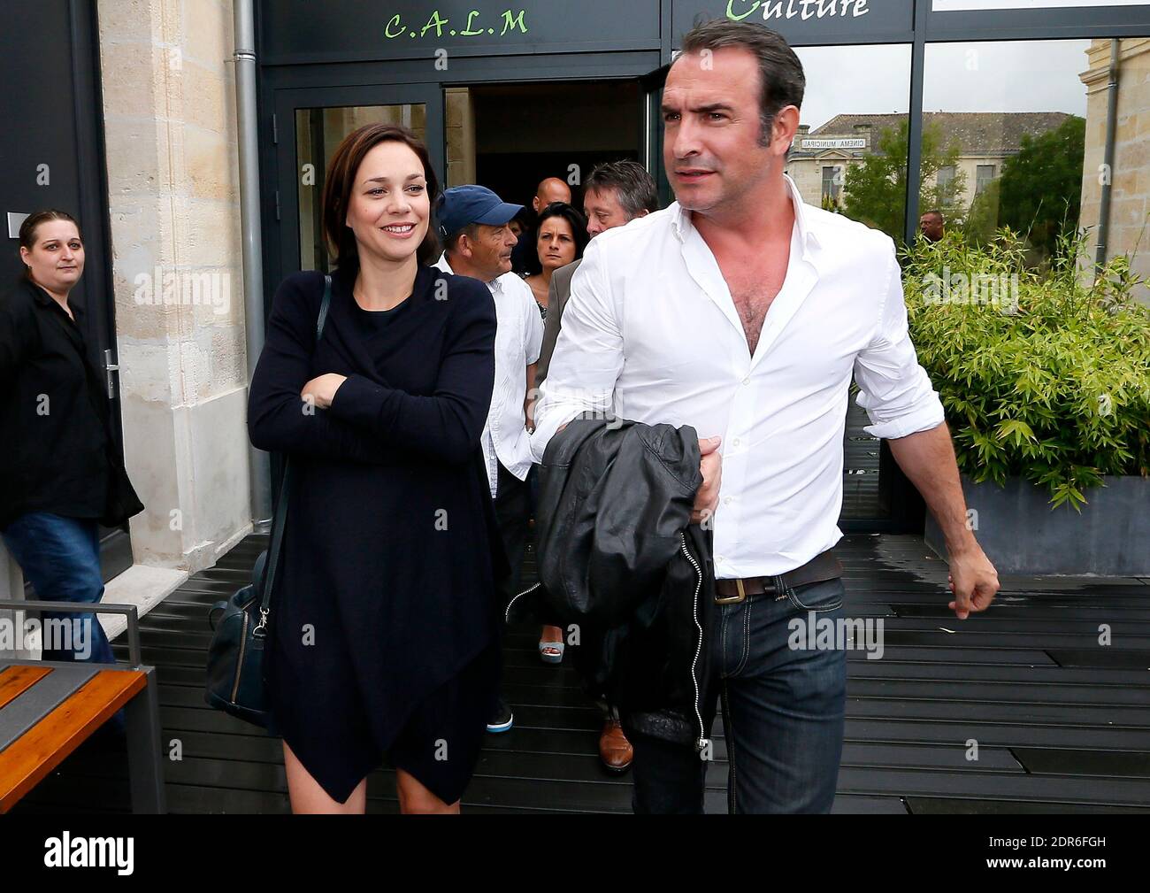 Datei : der französische Schauspieler Jean Dujardin weiht zusammen mit seiner ehemaligen Eistänzerin Nathalie Pechalat und seinen Eltern am 27. Juni 2015 in seiner Heimatstadt Lesparre-Medoc das erste Kino, das seinen Namen trägt, ein. Nachdem Jean anlässlich der Veranstaltung eine Gedenktafel enthüllt hatte, überreichte er dem Theater ein Plakat von "The Artist". Nathalie Pechalat gebar ihr erstes Kind zusammen ein Mädchen namens Jeanne. Der 43-jährige französische Schauspieler, der 2012 für seine Arbeit in The Artist den Preis für den besten Schauspieler erhielt, hat bereits zwei Söhne, Simon, 13, und Jules, 14, Fr. Stockfoto