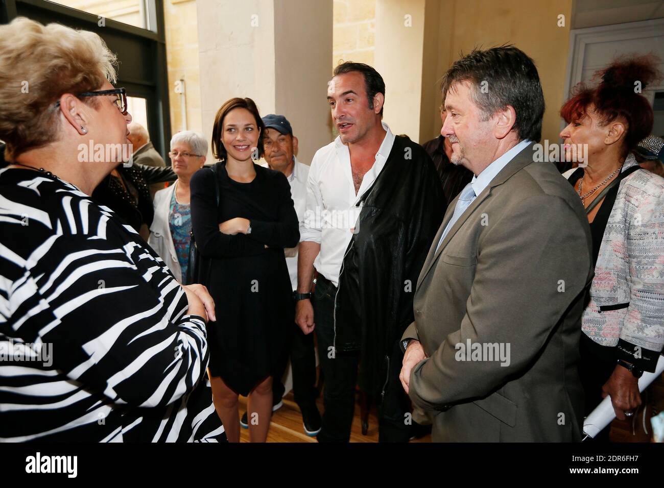 Datei : der französische Schauspieler Jean Dujardin weiht zusammen mit seiner ehemaligen Eistänzerin Nathalie Pechalat und seinen Eltern am 27. Juni 2015 in seiner Heimatstadt Lesparre-Medoc das erste Kino, das seinen Namen trägt, ein. Nachdem Jean anlässlich der Veranstaltung eine Gedenktafel enthüllt hatte, überreichte er dem Theater ein Plakat von "The Artist". Nathalie Pechalat gebar ihr erstes Kind zusammen ein Mädchen namens Jeanne. Der 43-jährige französische Schauspieler, der 2012 für seine Arbeit in The Artist den Preis für den besten Schauspieler erhielt, hat bereits zwei Söhne, Simon, 13, und Jules, 14, Fr. Stockfoto