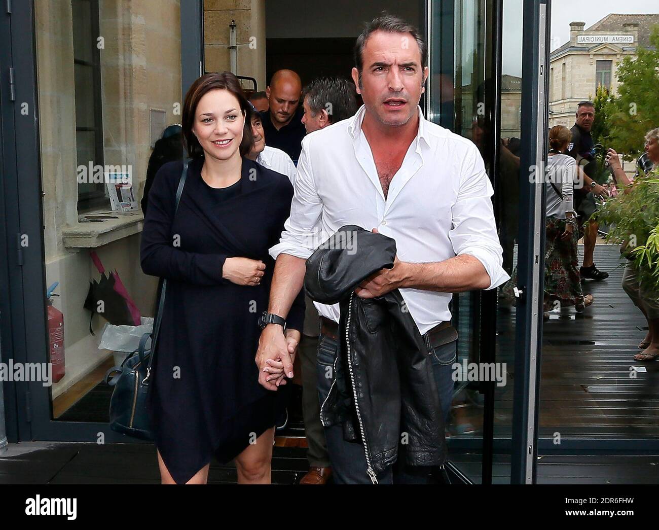 Datei : der französische Schauspieler Jean Dujardin weiht zusammen mit seiner ehemaligen Eistänzerin Nathalie Pechalat und seinen Eltern am 27. Juni 2015 in seiner Heimatstadt Lesparre-Medoc das erste Kino, das seinen Namen trägt, ein. Nachdem Jean anlässlich der Veranstaltung eine Gedenktafel enthüllt hatte, überreichte er dem Theater ein Plakat von "The Artist". Nathalie Pechalat gebar ihr erstes Kind zusammen ein Mädchen namens Jeanne. Der 43-jährige französische Schauspieler, der 2012 für seine Arbeit in The Artist den Preis für den besten Schauspieler erhielt, hat bereits zwei Söhne, Simon, 13, und Jules, 14, Fr. Stockfoto