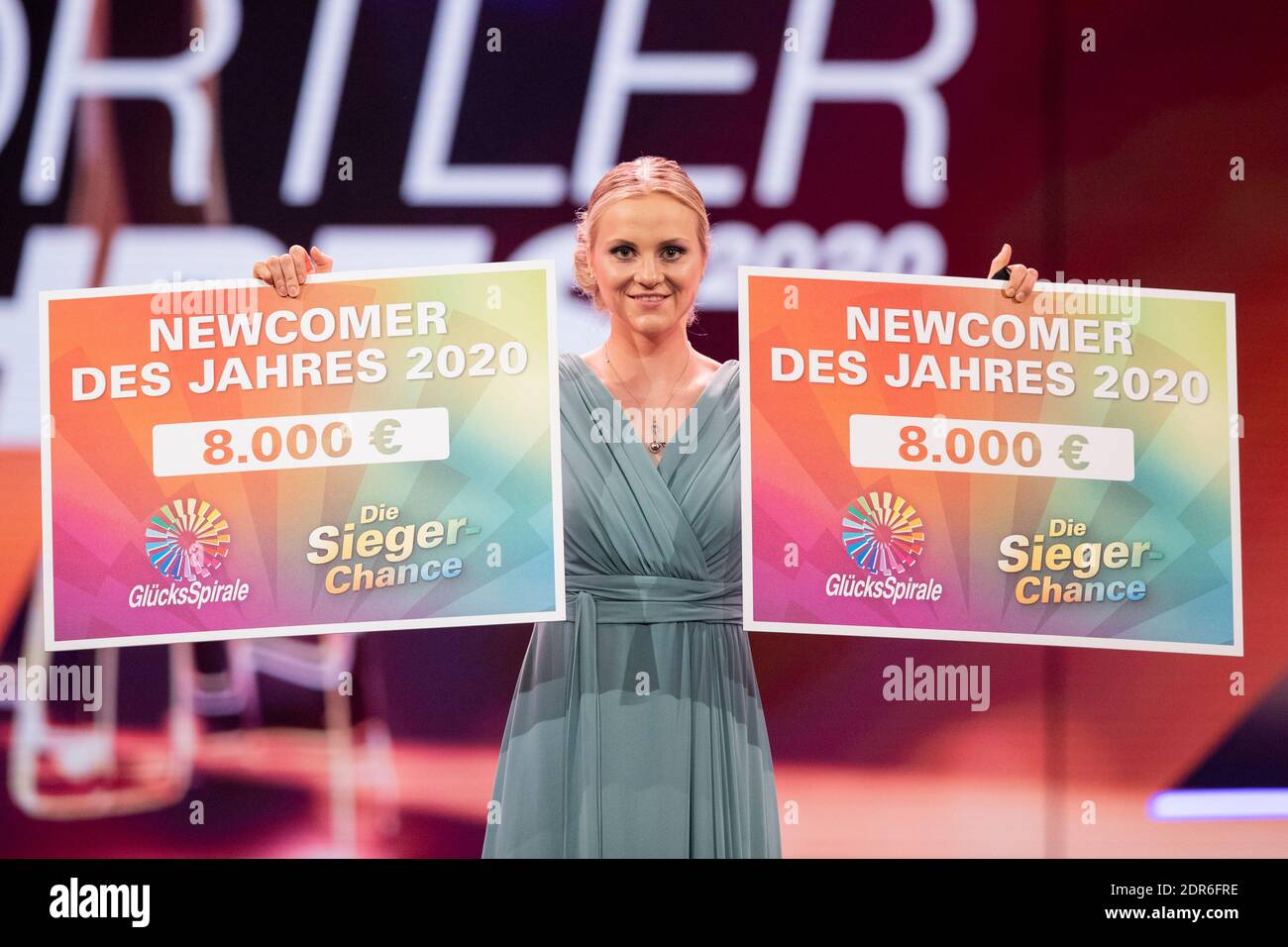 Baden Baden, Deutschland. Dezember 2020. Die Rennradfahrerin Lea Sophie Friedrich ist bei der Verleihung der Sportlerin des Jahres 2020 auf der Bühne und gewinnt den Newcomer Award. Kredit: Tom Weller/dpa-Pool/dpa/Alamy Live Nachrichten Stockfoto