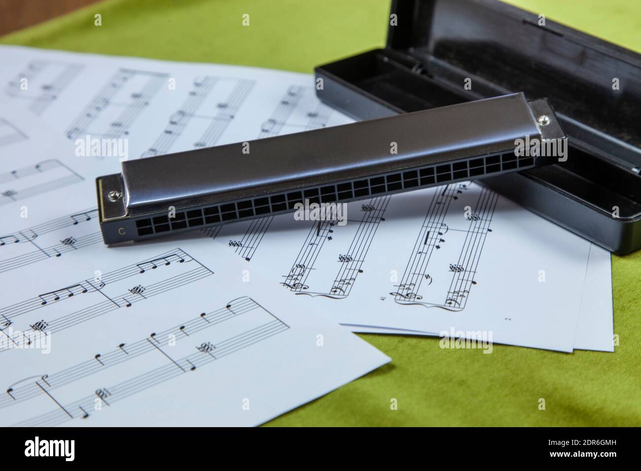 Mundharmonika Musikinstrument über Notenblätter Stockfoto