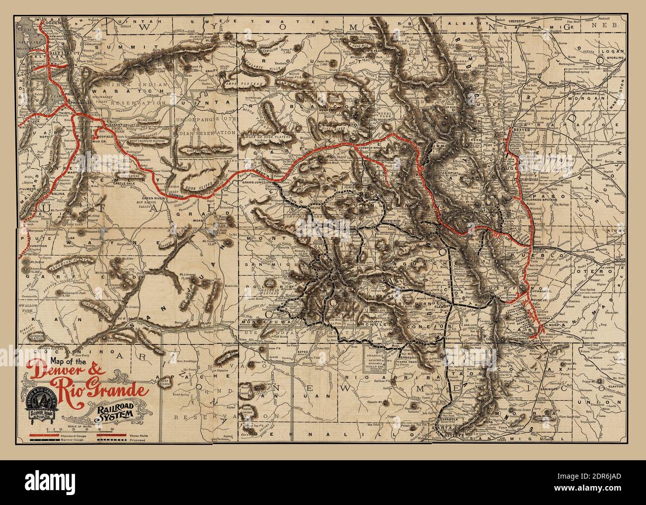 Denver and Rio Grande Railroad System 1896 Antike Landkarte. Dies ist eine wunderschön detaillierte historische Kartendarstellung. Es wurde 1896 herausgegeben. Es zeigt Eisenbahnen, Flüsse, Seen, Städte und andere Wahrzeichen. Es zeigt die verschiedenen Spurweiten, die die Eisenbahn Ende des 19. Jahrhunderts benutzte. Die Karte zeigt das schwierige und bergige Gelände, das die Eisenbahnbauer herausforderte. Stockfoto