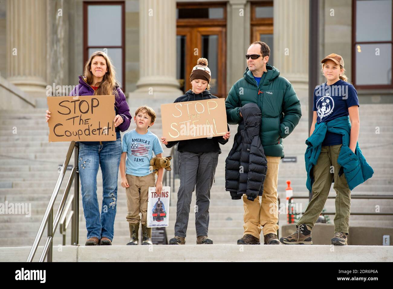 Helena, Montana - 7. Nov 2020: Familienproteste bei Stop die stehlen-Kundgebung, nehmen wahr, dass die Wahl von Donald Trump von Joe Biden gestohlen wurde, mit dem Schild Stop Stockfoto