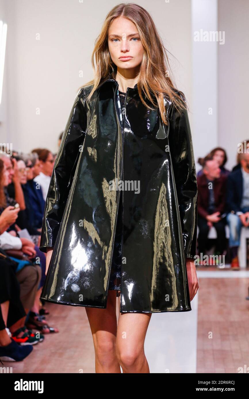 Ein Model läuft auf der Piste während der Emanuel Ungaro Show im Rahmen der Paris Fashion Week Womenswear Spring/Summer 2016 am 4. Oktober 2015 in Paris, Frankreich. Foto von Alain Gil-Gonzalez/ABACAPRESS.COM Stockfoto