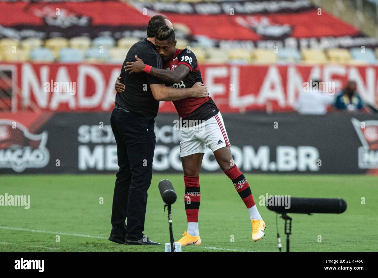 20. Dezember 2020, %G: RIO DE JANEIRO, RJ, 20.12.2020 - FLAMENGO X BAHIA - 26Ã‚Âª RODADA DO CAMPEONATO BRASILEIRO 2020/2021 - Atacante Bruno Henrique abraÃÂ§ando Tecnico Rogerio Ceni comemorando primeiro gol do Flamengo contra o Bahia em confronto vÃÂlido pela 26Ã‚Âª rodada do Campeonato Brasileiro 2020/2021, Nein EstÃÂdio Jornalista MÃÂrio Filho (MaracanÃÂ£), localisado na Zona Norte da cidade do Rio de Janeiro, neste domingo (20). Partida ocorre durante perÃÂ-odo de isolamento Social (Quarentena), devido a pandemia do novo CoronavÃÂ-rus (COVID-19), e nÃÂ£o conta com a presenÃÂ§a de p Stockfoto