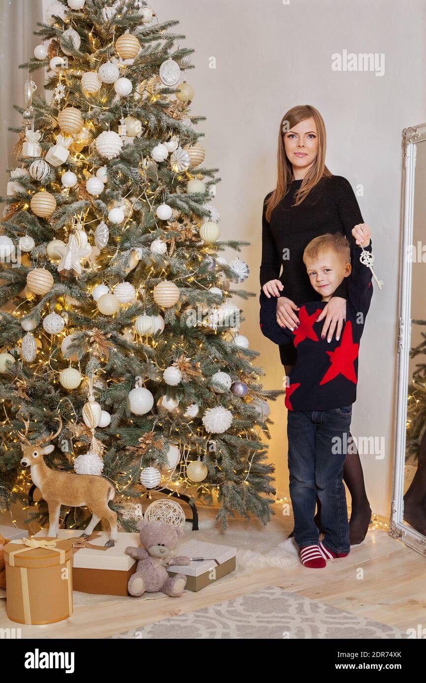 Schöne Familie mit weihnachtsbaum im Wohnzimmer Stockfoto