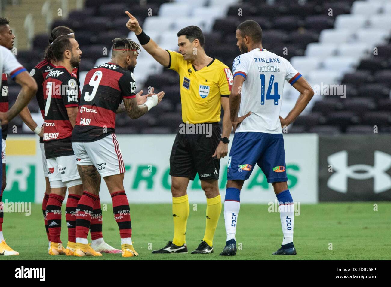 20. Dezember 2020, %G: RIO DE JANEIRO, RJ, 20.12.2020 - FLAMENGO X BAHIA - 26Ã‚Âª RODADA DO CAMPEONATO BRASILEIRO 2020/2021 - Atacante Gabriel Barbosa (Gabigol) reclamando com a arbitragem de expulsÃÂ£o no Flamengo e Bahia confronto vÃÂlido pela 26Ã‚Âª rodada do Campeonato Brasileiro 2020/2021, no EstÃÂdio Jornalista MÃÂrio Filho (MaracanÃÂ£), Localisado na Zona Norte da cidade do Rio de Janeiro, neste domingo (20). Partida ocorre durante perÃÂ-odo de isolamento Social (Quarentena), devido a pandemia do novo CoronavÃÂ-rus (COVID-19), e nÃÂ£o conta com a presenÃÂ§a de pÃÂºblico (torce Stockfoto