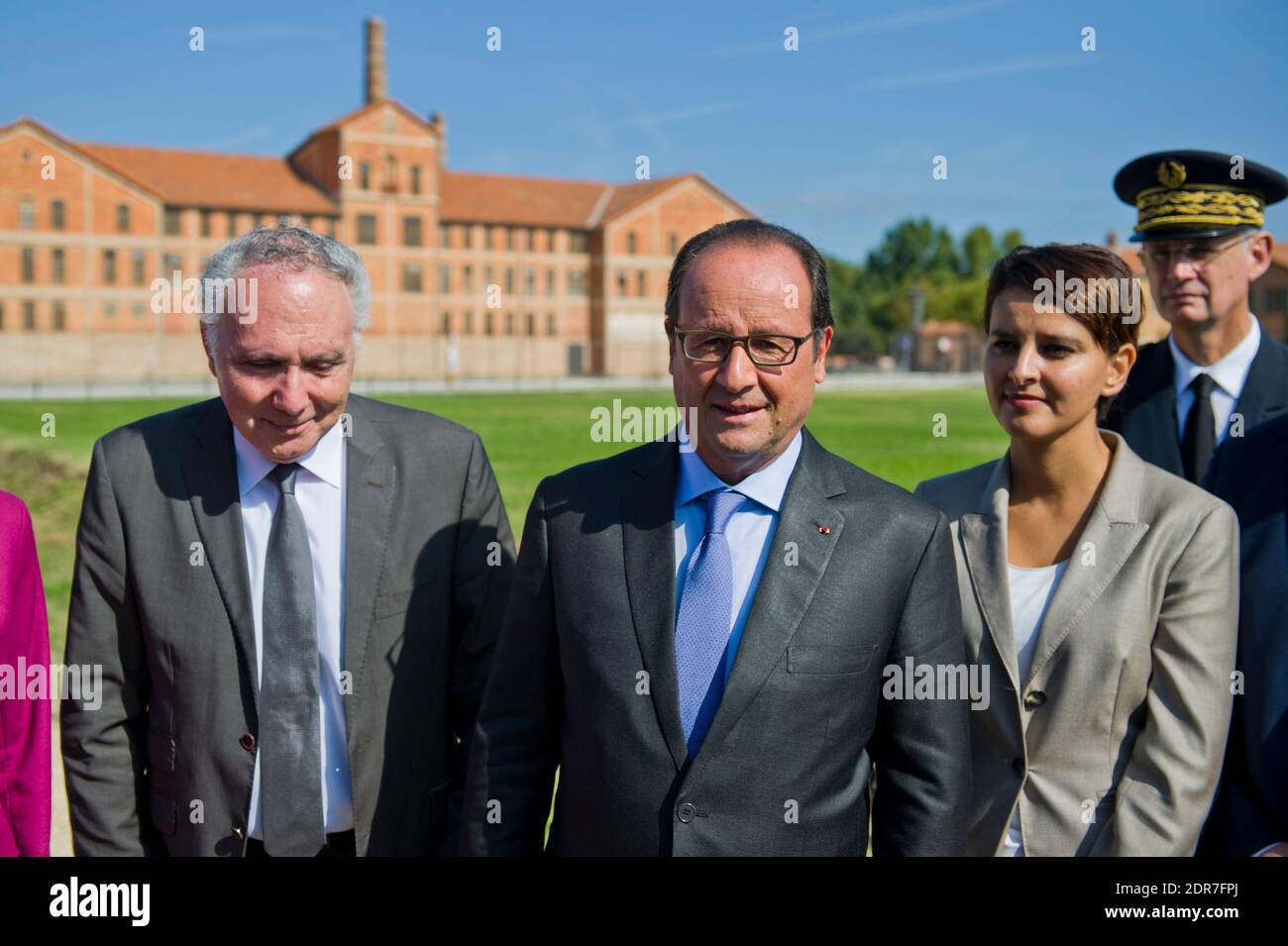 (L-R) Camp des Milles Direktor Alain Chouraqui, der französische Präsident Francois Hollande und der Minister für Bildung, Hochschulbildung und Forschung Najat Vallaud-Belkacem während eines Besuches im Camp des Milles Memorial Site, einem Internierungslager des Zweiten Weltkriegs in der Nähe von Aix-en-Provence, Südfrankreich am 8. Oktober 2015. Ein internationales wissenschaftliches Netzwerk, das von der Stiftung Camp des Milles und der Universität Aix-Marseille gegründet wurde, wurde 2013 als "UNESCO Chair" anerkannt. Foto von Lilian Auffret/Pool/ABACAPRESS.COM Stockfoto