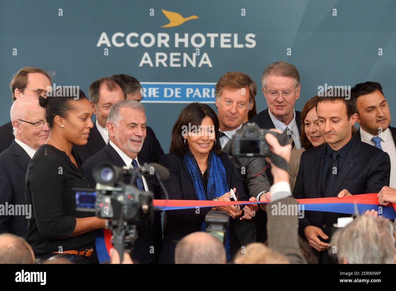 Die Pariser Bürgermeisterin Anne Hidalgo bricht das Band bei der Einweihung der Indoor-Sportarena und der Konzerthalle AccorHotels Arena, ehemals Palais Omnisports Paris-Bercy (POPB), nach einer 140 Millionen Euro teuren Renovierung, die zu einer Kapazitätserweiterung und Modernisierung der Einrichtungen führte, am 14. Oktober 2015 in Paris, Frankreich. Der Veranstaltungsort, der 30 verschiedene Bestuhlungen von 8,000 bis 20,300 Sitzplätzen bietet, beherbergt jährlich mehr als 120 Veranstaltungen, mit bevorstehenden Konzerten, darunter U2 und Foo Fighters. Foto von Laurent Zabulon/ABACAPRESS.COM Stockfoto