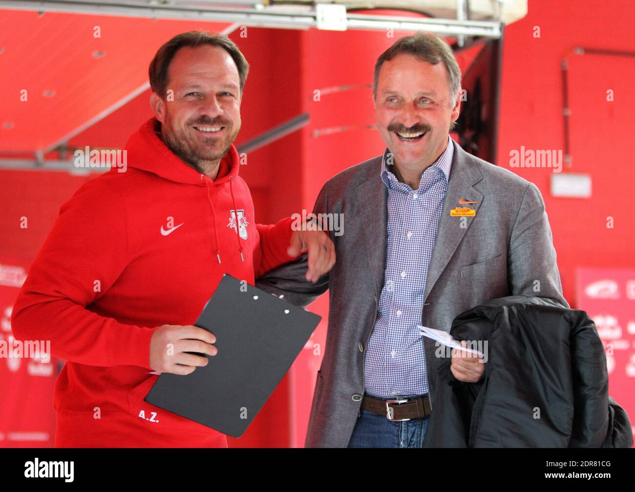 Leipzig, Deutschland. 24. Okt, 2014. firo: 24.10.2014 Fußball, 2. Bundesliga, Saison 2014/2015, RB, Red Bull Leipzig - VfL Bochum Trainer Peter NEURURER, Bochum, rechts mit Trainer Alexander Zorniger (Leipzig) zur weltweiten Nutzung Quelle: dpa/Alamy Live News Stockfoto