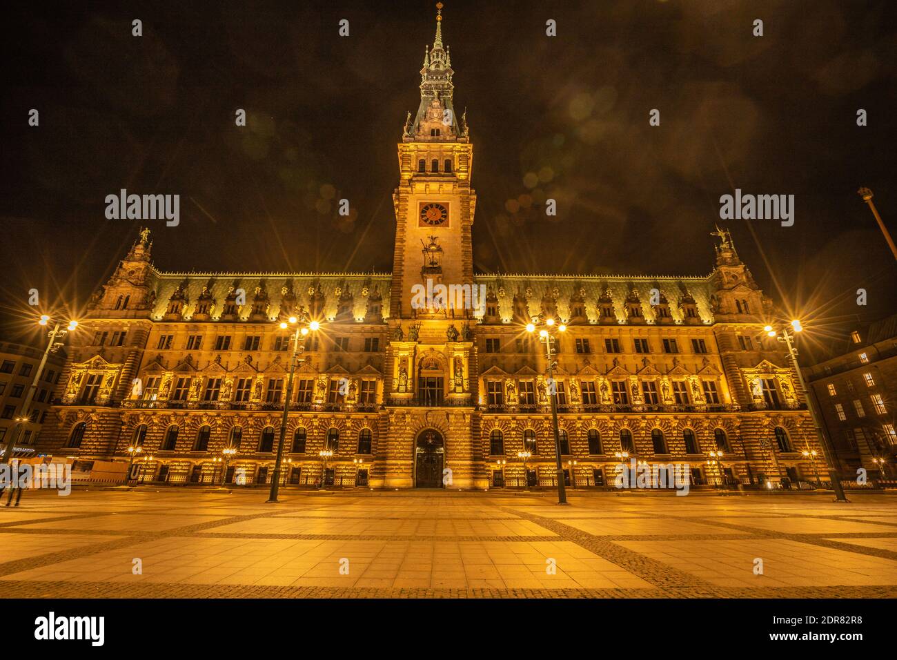 Hamburger altes Rathaus bei Nacht Stockfoto