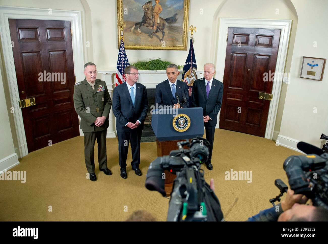 US-Präsident Barack Obama kündigt an, dass er 5,500 US-Truppen in Afghanistan behalten wird, wenn er 2017 sein Amt verlässt, und erklärt seine Gründe für diese Aktion am Donnerstag, dem 15. Oktober 2015, im Roosevelt Room des Weißen Hauses in Washington, DC. Von links nach rechts: US Marine Corps General Joseph F. Dunford, Chairman, Joint Chiefs of Staff; US-Verteidigungsminister Ashton Carter; der Präsident und US-Vizepräsident Joe Biden. Foto von Ron Sachs / Pool /ABACAPRESS.COM Stockfoto