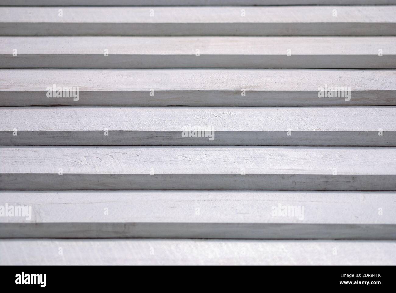 Texturierter weißer Hintergrund von bemalten Holztreppen mit Licht und Schatteneffekt Stockfoto