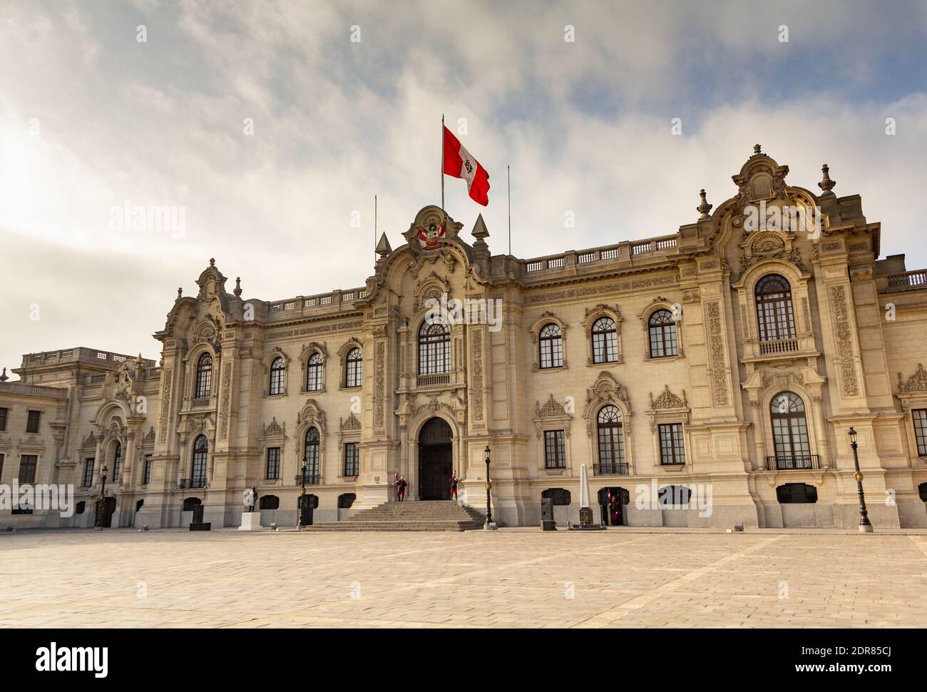 Lima, Peru - 19. Juni 2015: Der Regierungspalast, auch bekannt als das Haus von Pizarro, ist der Sitz der Exekutive der peruanischen Regierung Stockfoto