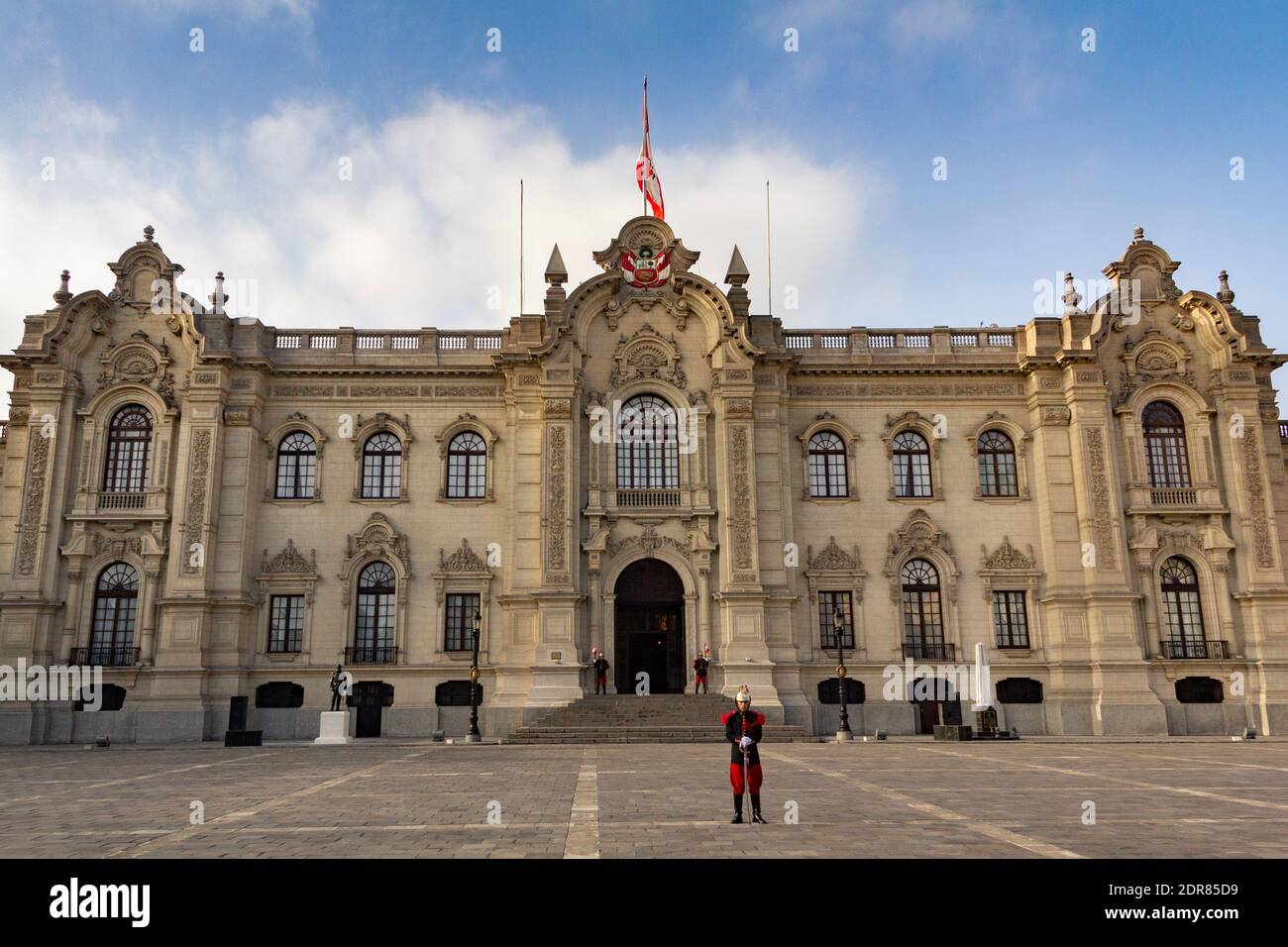 Lima, Peru - 19. Juni 2015: Der Regierungspalast, auch bekannt als das Haus von Pizarro, ist der Sitz der Exekutive der peruanischen Regierung Stockfoto