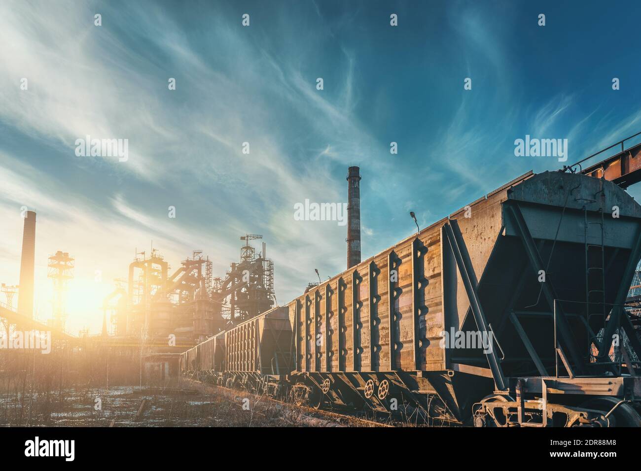 Hochofen der metallurgischen Anlage mit industriellen Eisenbahn- und Güterwagen. Stockfoto