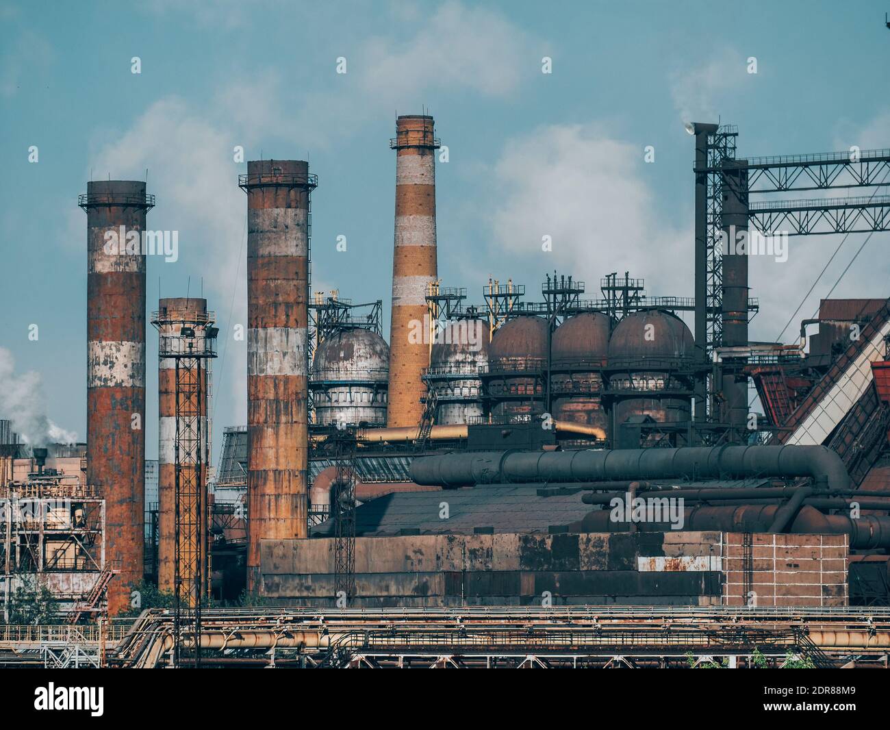 Hochofenanlagen der metallurgischen Anlage oder Fabrik mit Rauchschornsteinen. Stockfoto
