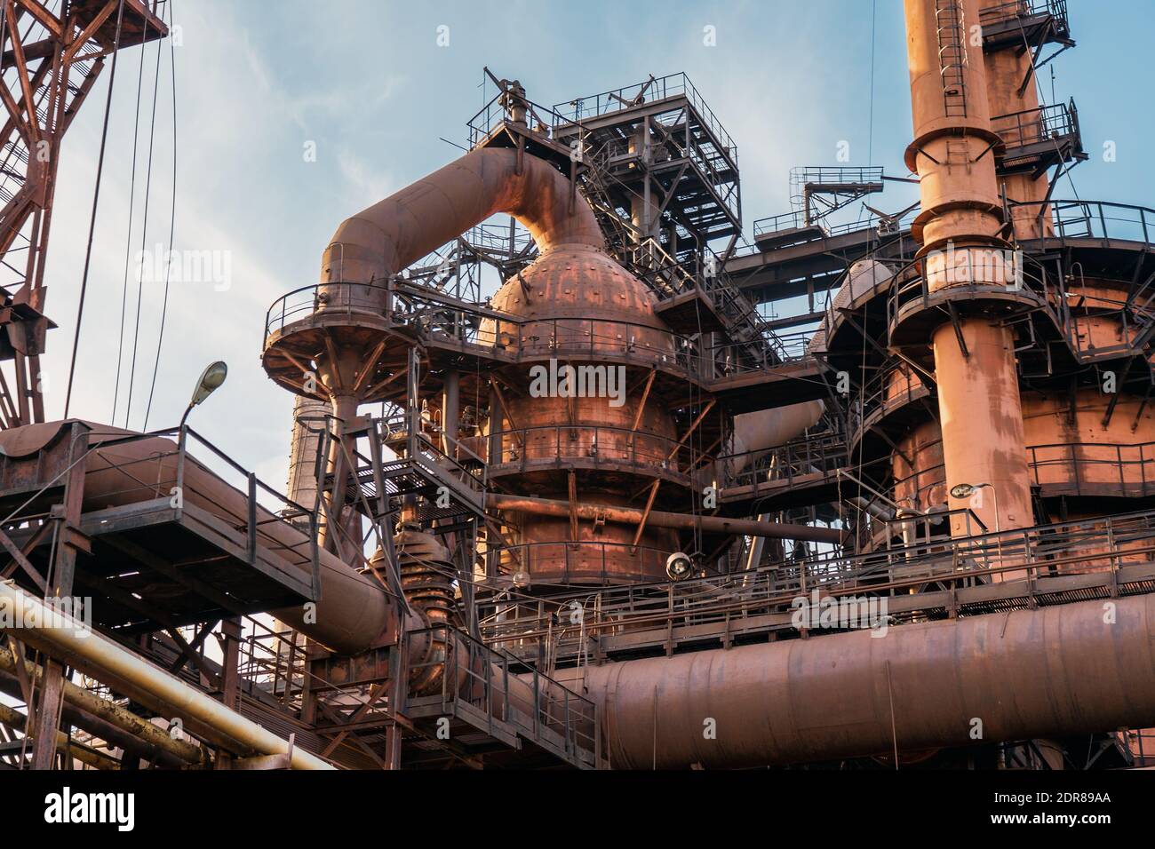 Metallurgische Anlage Hochofen und Schornsteine. Hintergrund aus industriellem Eisen. Stockfoto