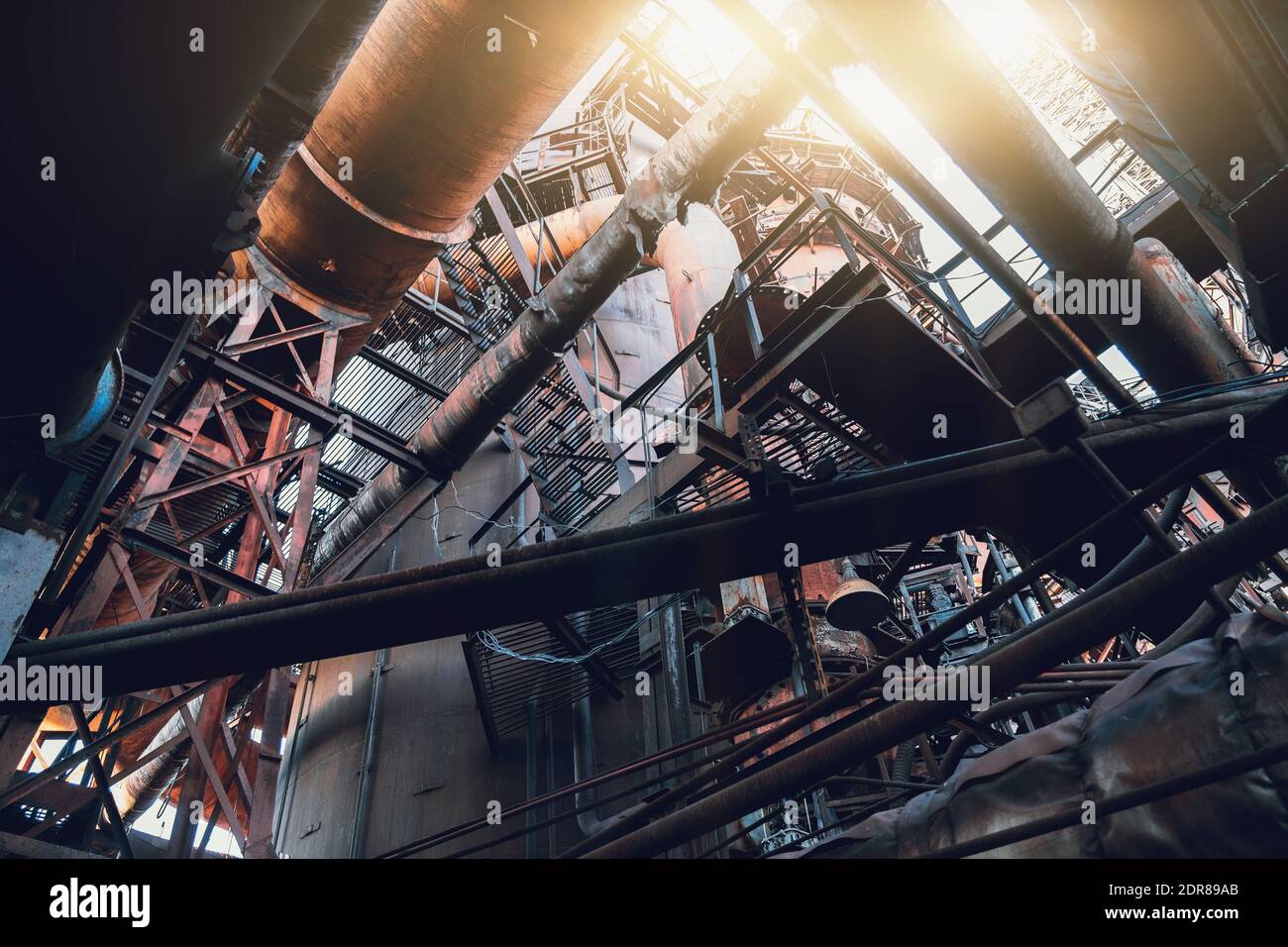 Hochofen Ausrüstung der metallurgischen Fabrik mit großen Eisentanks und Rohre. Stockfoto