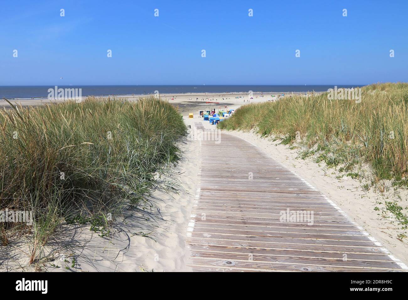 Ein Weg aus Holz führt zum Sandstrand Auf der Nordseeinsel Langeoog in Deutschland Stockfoto