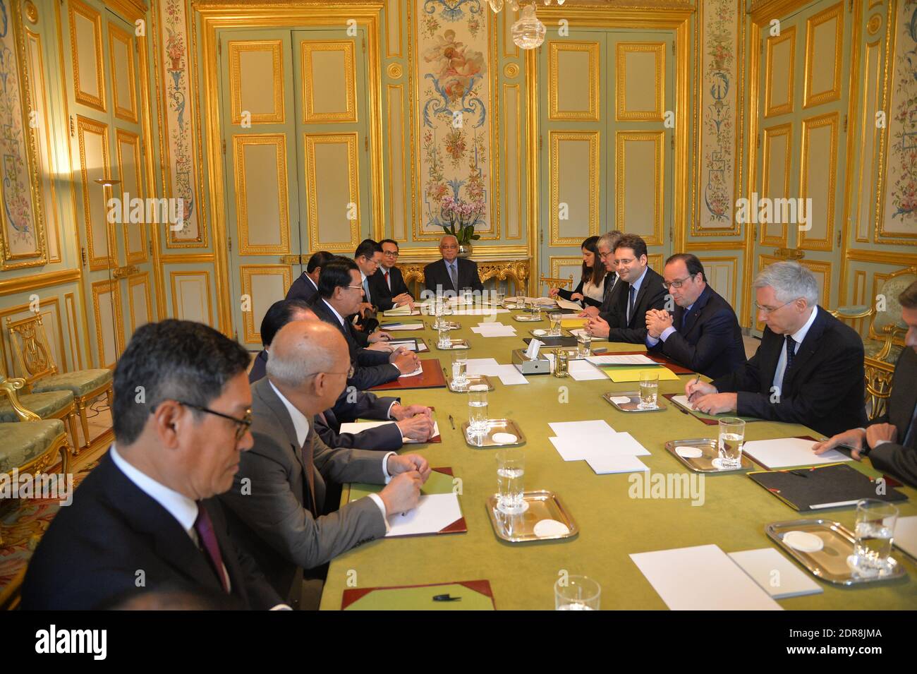 Der französische Präsident Francois Hollande empfängt am 26. Oktober 2015 den kambodschanischen Premierminister Hun Sen zu Gesprächen im Elysée-Palast in Paris. Foto von Christian Liewig/ABACAPRESS.COM Stockfoto