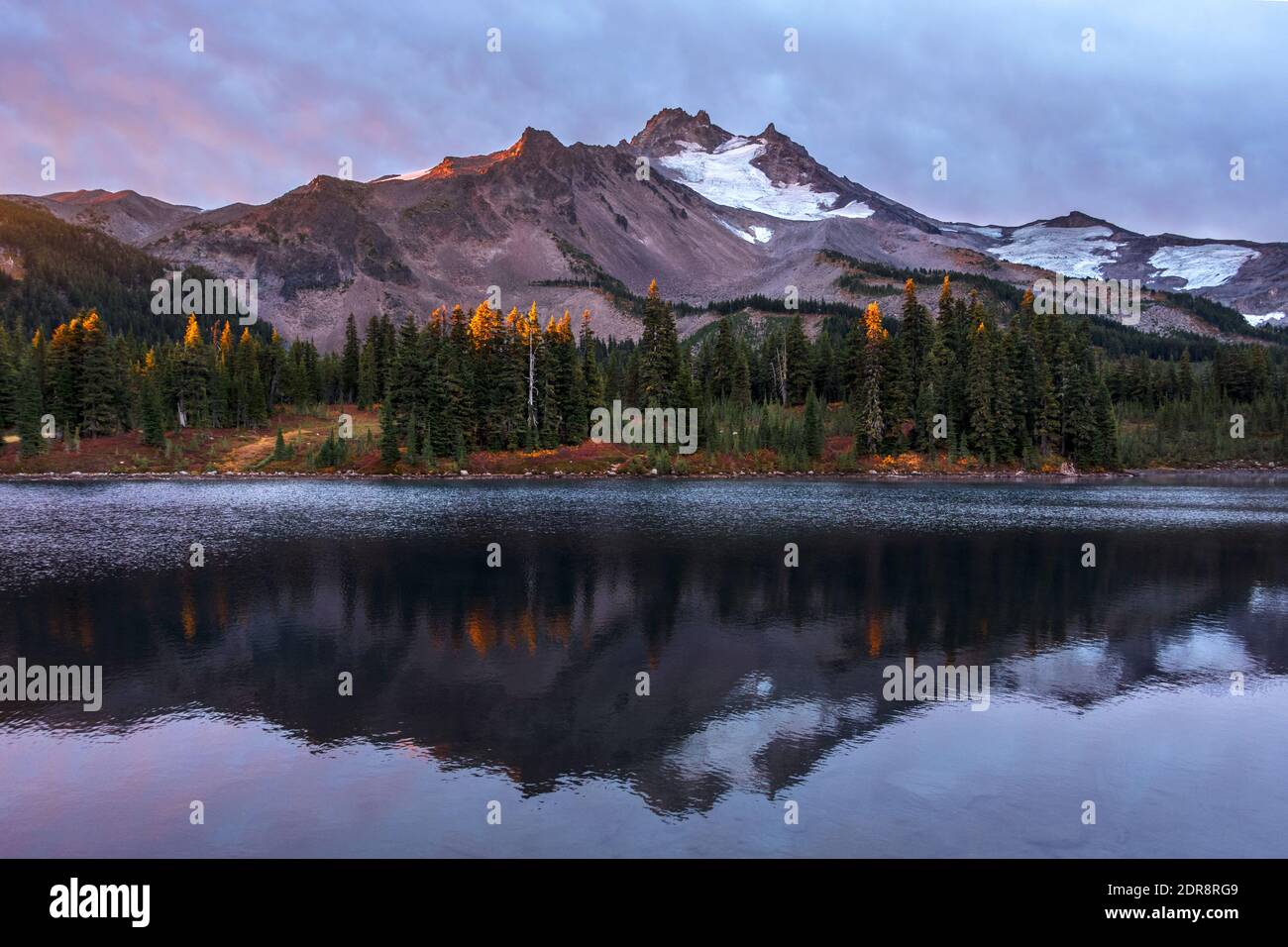 Sonnenaufgang am Scout Lake als die Morgensonne die erhellt Gipfel des Mt Jefferson in der Mt Jefferson Wilderness in Oregon Stockfoto