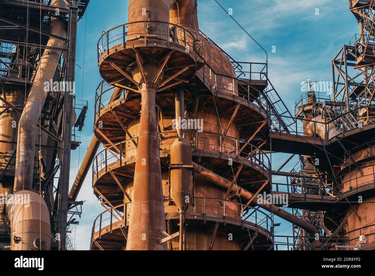 Metallurgische Anlage Hochofen und Schornsteine. Hintergrund aus industriellem Eisen. Stockfoto
