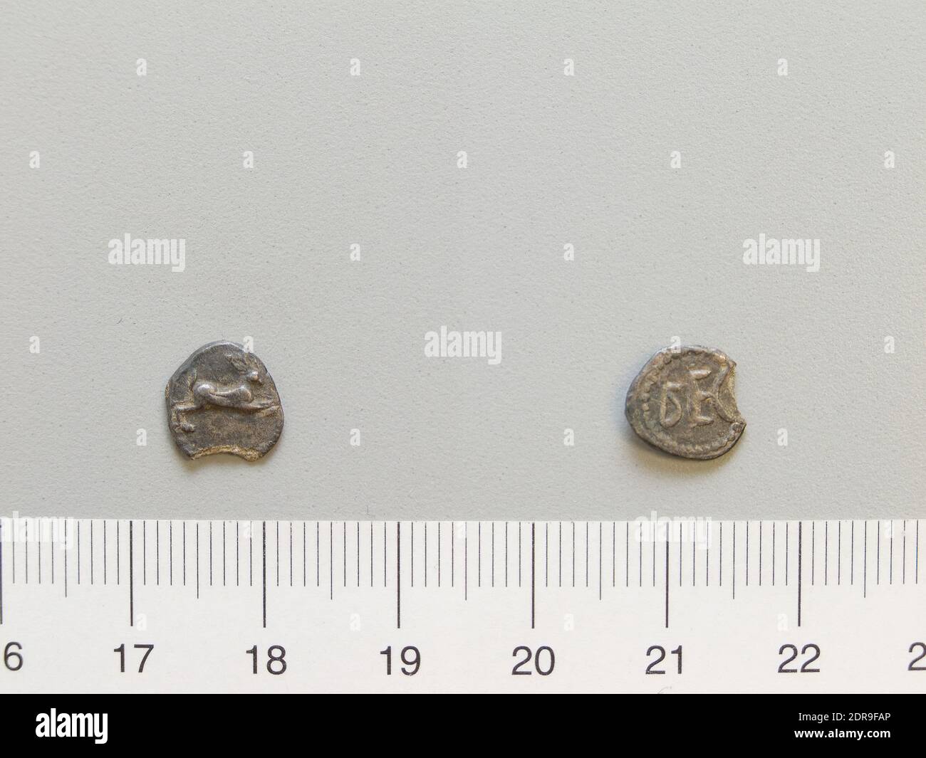 Münzstätte: Rhegium, 1 Litra aus Rhegium, 480–462 v. Chr., Silber, 0.45 g, 10:00, 9 mm, hergestellt in Rhegium, Griechisch, 5. Jh. v. Chr., Numismatik Stockfoto