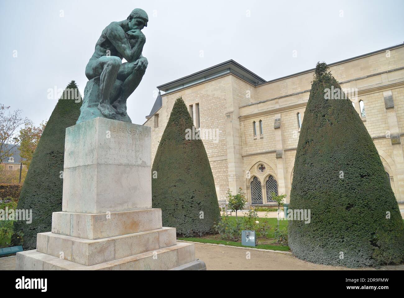 Außenansicht des Hotels Biron, Heimat der ständigen Sammlungen des Rodin-Museums, mit der Skulptur "Le Penseur" (der Denker) in Paris, Frankreich am 9. November 2015. Das Museum wird seine Türen am 12. November 2015, dem 175. Geburtstag des berühmten französischen Bildhauers, nach einer kompletten Renovierung in den letzten drei Jahren zu einem Preis von 16 Millionen Euro wieder für die Öffentlichkeit öffnen. Foto von Christian Liewig/ABACAPRESS.COM Stockfoto