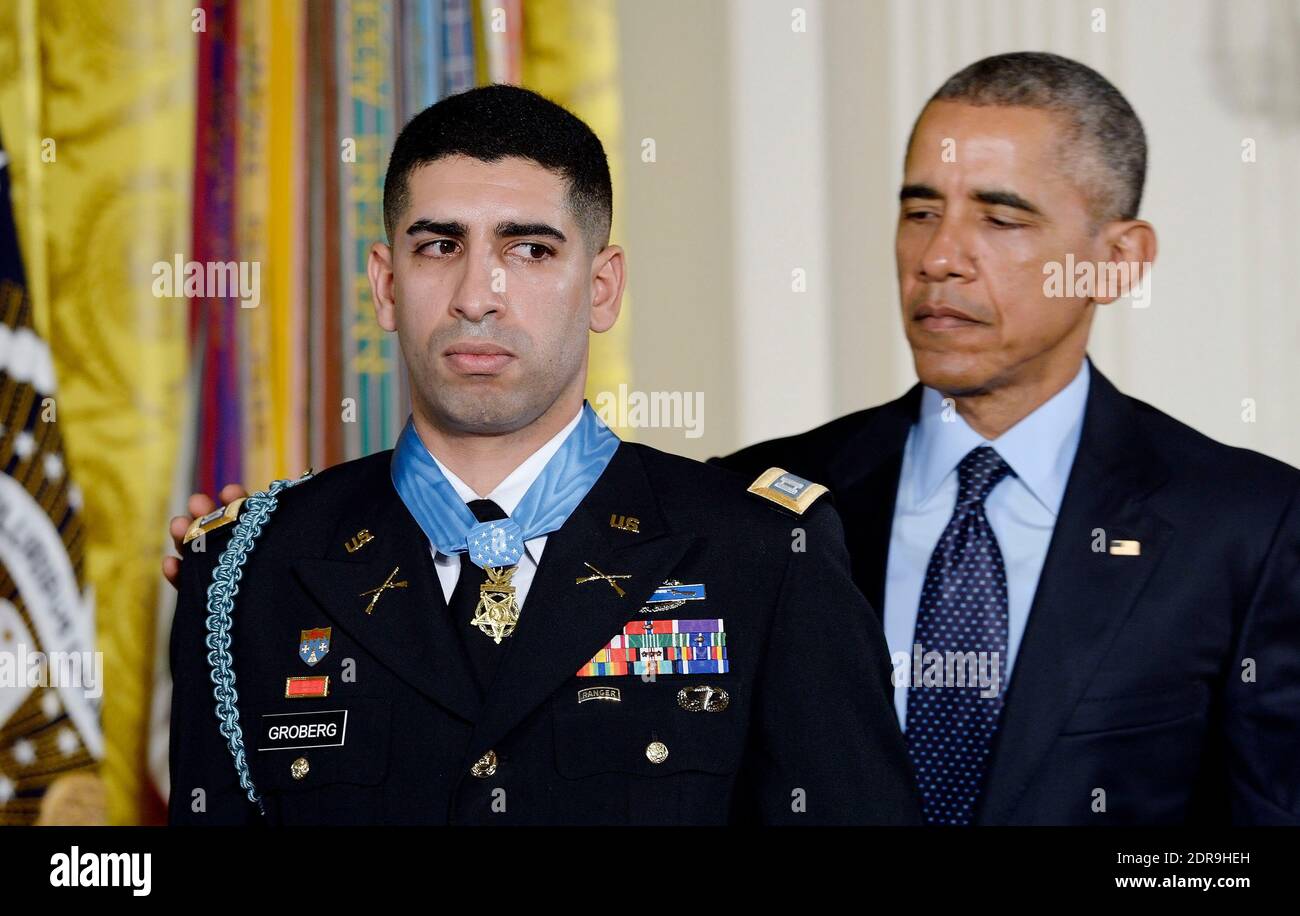 Präsident Barack Obama verleiht Kapitän Florent A. Groberg, U.S. Army (RET), die Ehrenmedaille für auffällige Galanterie, während einer Zeremonie im Ostsaal des Weißen Hauses am 12. November 2015 in Washington, DC, USA. Der gebürtige Franzose, Captain Groberg, erhielt die Ehrenmedaille für seine mutigen Taten, als er als Kommandant der persönlichen Sicherheitsabteilung für die Task Force Mountain Warrior, 4th Infantry Brigade Combat Team, 4th Infantry Division während der Kampfeinsätze in Asadabad, Provinz Kunar, Afghanistan am 8. August 2012 diente. Foto von Olivier Douliery/ABACAPRESS.COM Stockfoto