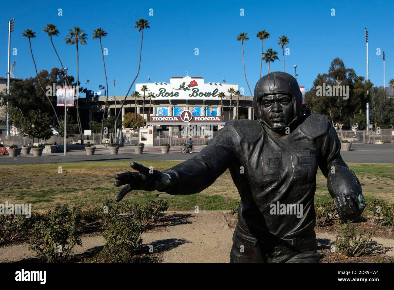 Pasadena, Kalifornien, USA. Dezember 2020. Eine Statue von Jackie Robinson in einer Fußballuniform ist außerhalb des Rose Bowl Stadions zu sehen. Das Halbfinale des College Football Playoff, das am 1. Januar im Rose Bowl in Pasadena gespielt werden soll, zieht in das Dallas Cowboys' Stadion in Texas um, ein Schritt, der durch Kaliforniens Verbot von Zuschauern bei Sportveranstaltungen während der Pandemie ausgelöst wurde. Kredit: Ringo Chiu/ZUMA Wire/Alamy Live Nachrichten Stockfoto