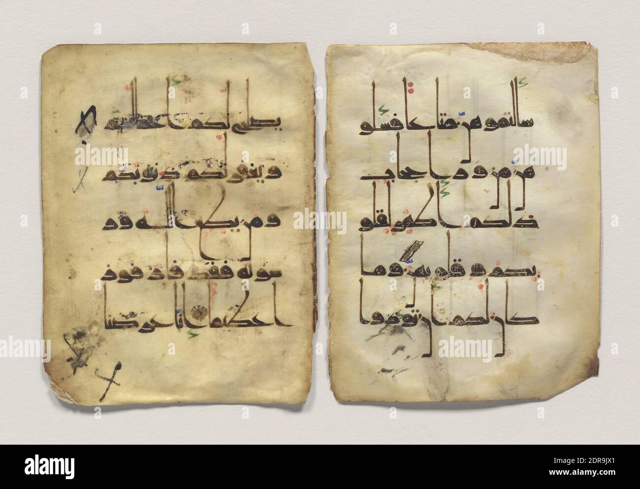 Doppelblätter eines Korans in Kufic Script, 12. Jahrhundert, Tinte auf Hirsch, A: 5 5/8 × 4 5/16 Zoll (14.3 × 10.9 cm), iranisch/persisch, islamisch, Seldschuken (1037 - 1194), Kalligraphie Stockfoto