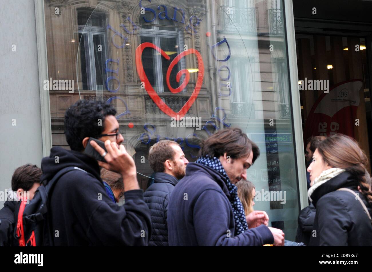 Nach den Terroranschlägen, bei denen am 14. November 2015 in Paris mindestens 128 Menschen getötet und rund 300 weitere verletzt wurden, stehen Blutspender vor einer Blutbank in der Schlange. Foto von Alain Apaydin/ABACAPRESS.COM Stockfoto