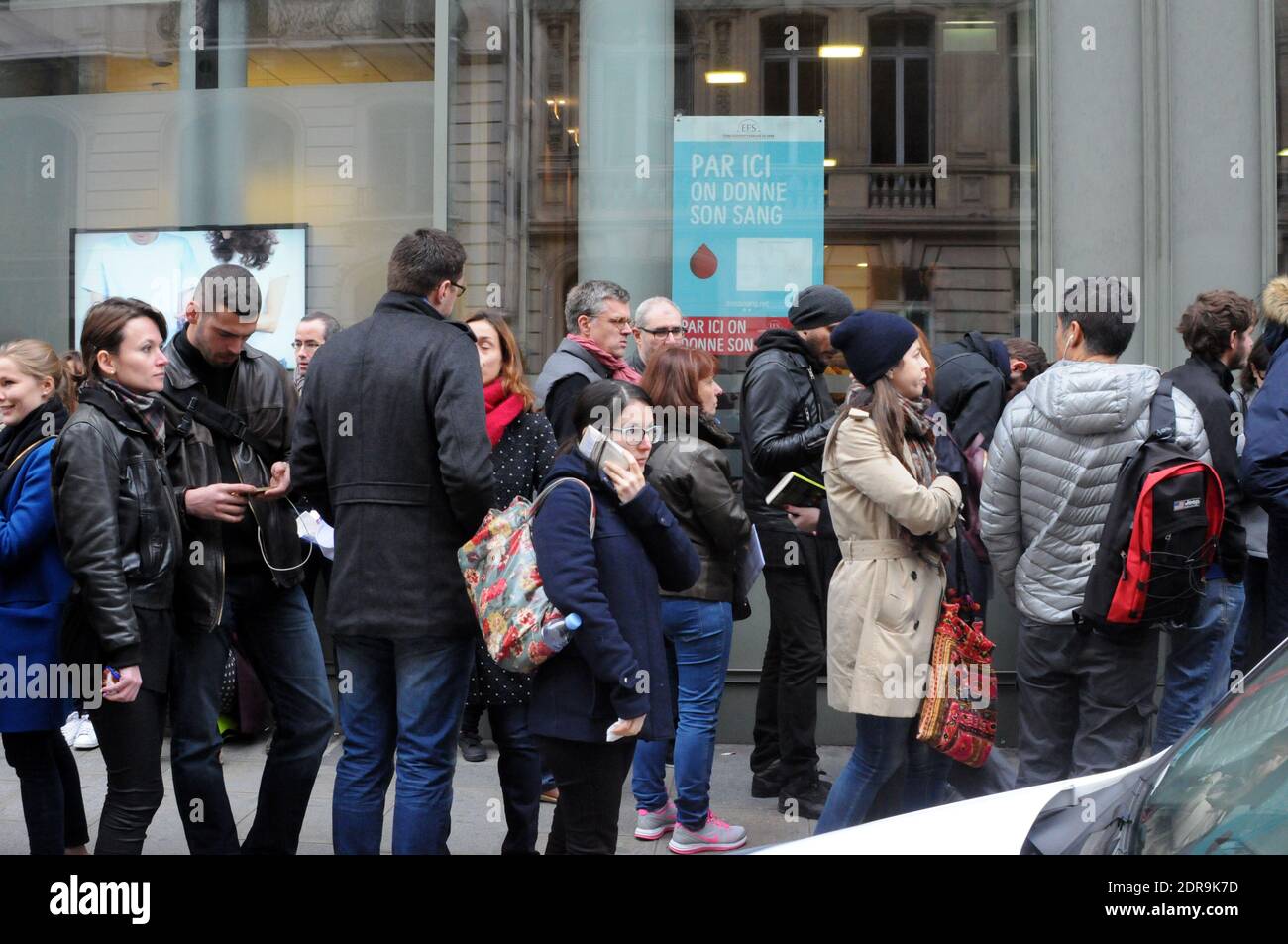 Nach den Terroranschlägen, bei denen am 14. November 2015 in Paris mindestens 128 Menschen getötet und rund 300 weitere verletzt wurden, stehen Blutspender vor einer Blutbank in der Schlange. Foto von Alain Apaydin/ABACAPRESS.COM Stockfoto