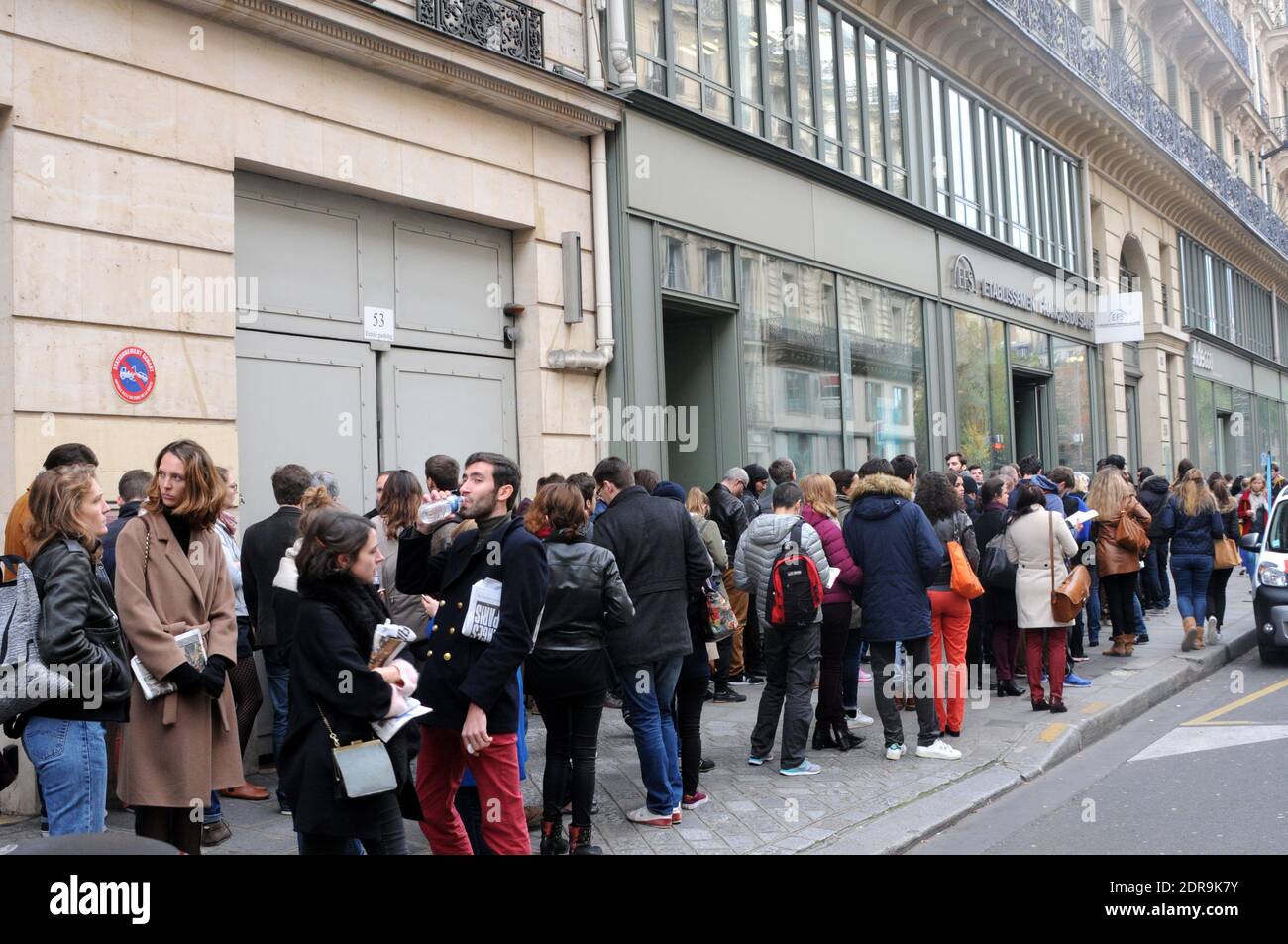 Nach den Terroranschlägen, bei denen am 14. November 2015 in Paris mindestens 128 Menschen getötet und rund 300 weitere verletzt wurden, stehen Blutspender vor einer Blutbank in der Schlange. Foto von Alain Apaydin/ABACAPRESS.COM Stockfoto