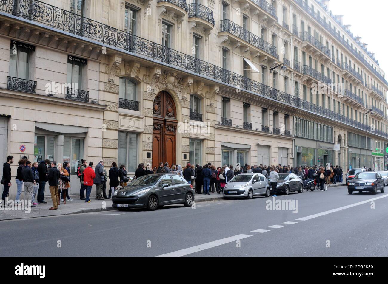 Nach den Terroranschlägen, bei denen am 14. November 2015 in Paris mindestens 128 Menschen getötet und rund 300 weitere verletzt wurden, stehen Blutspender vor einer Blutbank in der Schlange. Foto von Alain Apaydin/ABACAPRESS.COM Stockfoto