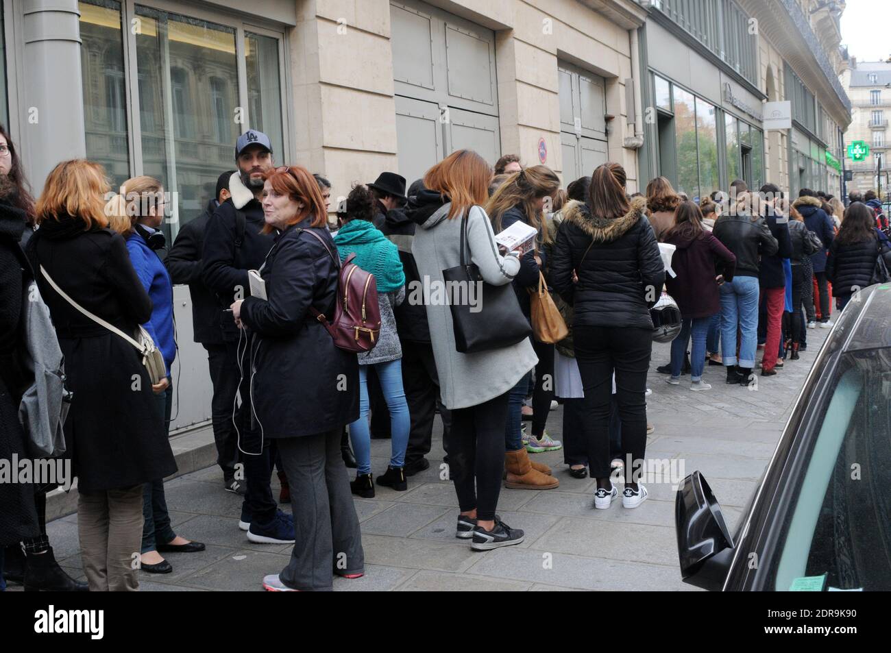 Nach den Terroranschlägen, bei denen am 14. November 2015 in Paris mindestens 128 Menschen getötet und rund 300 weitere verletzt wurden, stehen Blutspender vor einer Blutbank in der Schlange. Foto von Alain Apaydin/ABACAPRESS.COM Stockfoto