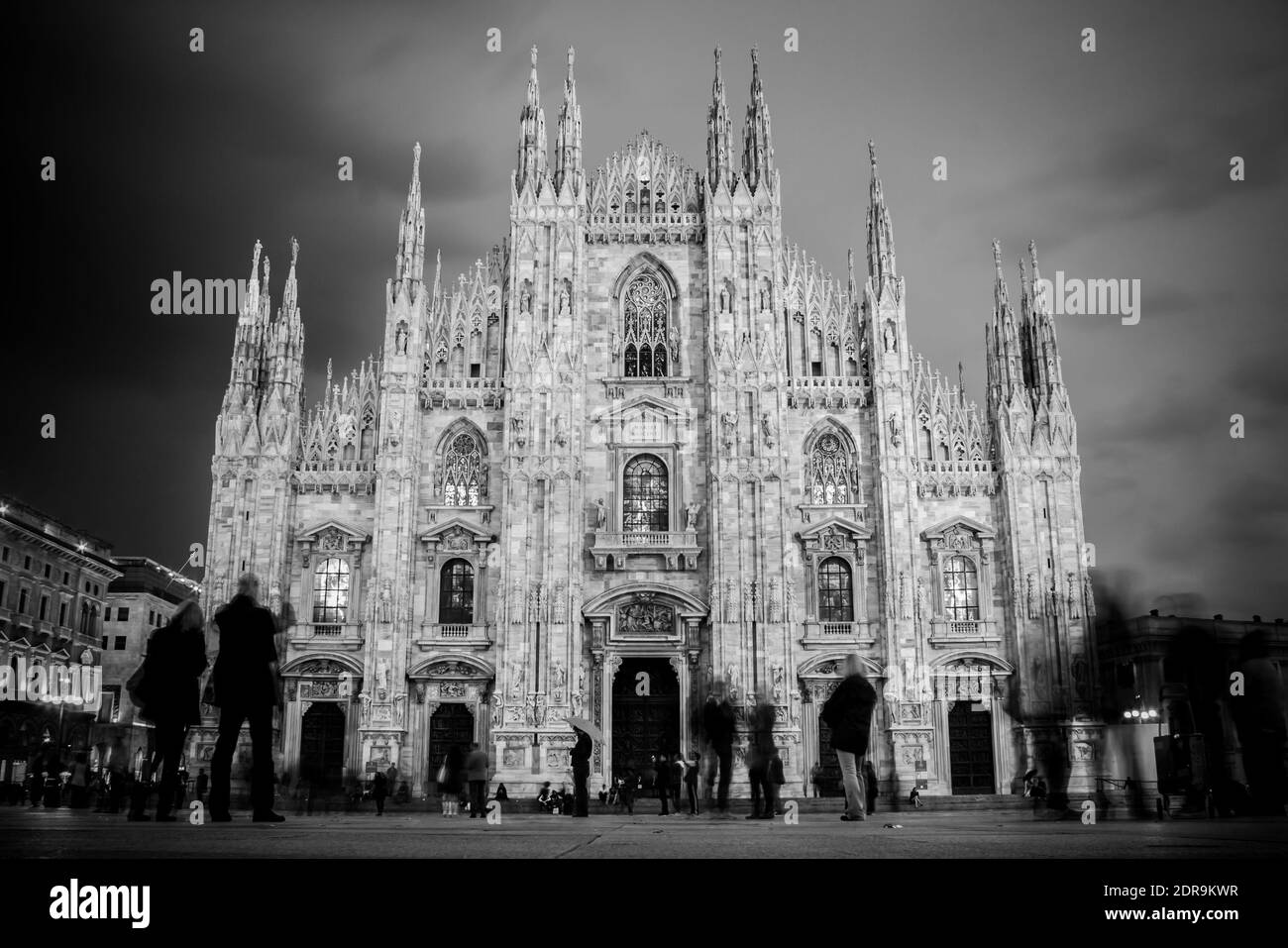 Mailänder Dom, Duomo di Milano, ist die gotische Kathedrale von Mailand, Italien. Aufgenommen in der Dämmerung vom Platz voller Menschen. Stockfoto