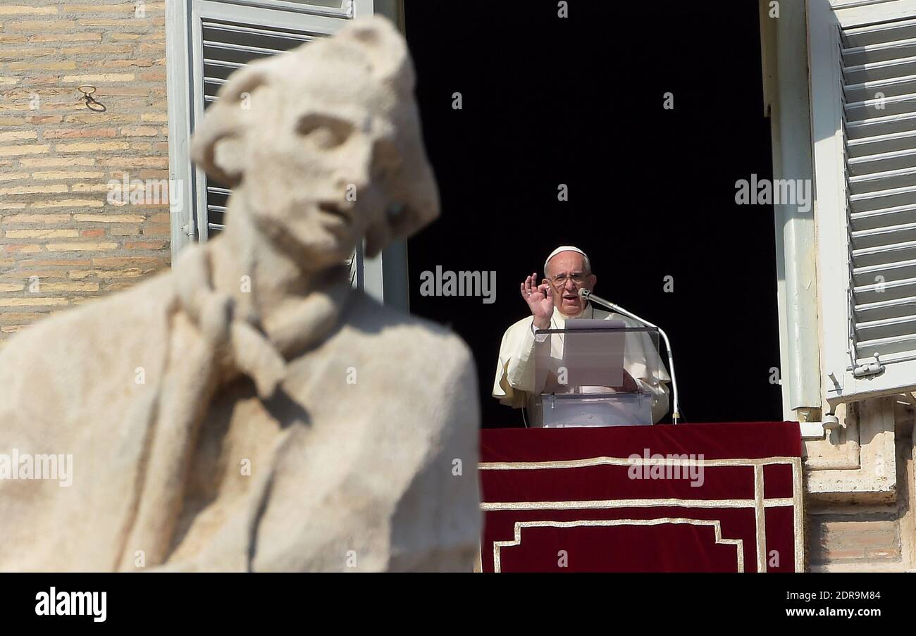 Papst Franziskus führt den angelus aus dem Fenster des apostolischen Palastes mit Blick auf den Petersplatz während seines sonntäglichen Angelusgebets im Vatikan am 15. November 2015. Nach den tödlichen Angriffen in Paris, die von Aktivisten des Islamischen Staates behauptet wurden, sagte Papst Franziskus, dass die Verwendung von Gottes Namen zur Rechtfertigung von Gewalt Sakrileg sei. Der Papst lud dann die Gläubigen ein, mit ihm für die unschuldigen Opfer der Angriffe zu beten. Foto von Eric Vandeville / ABACAPRESS.COM Stockfoto