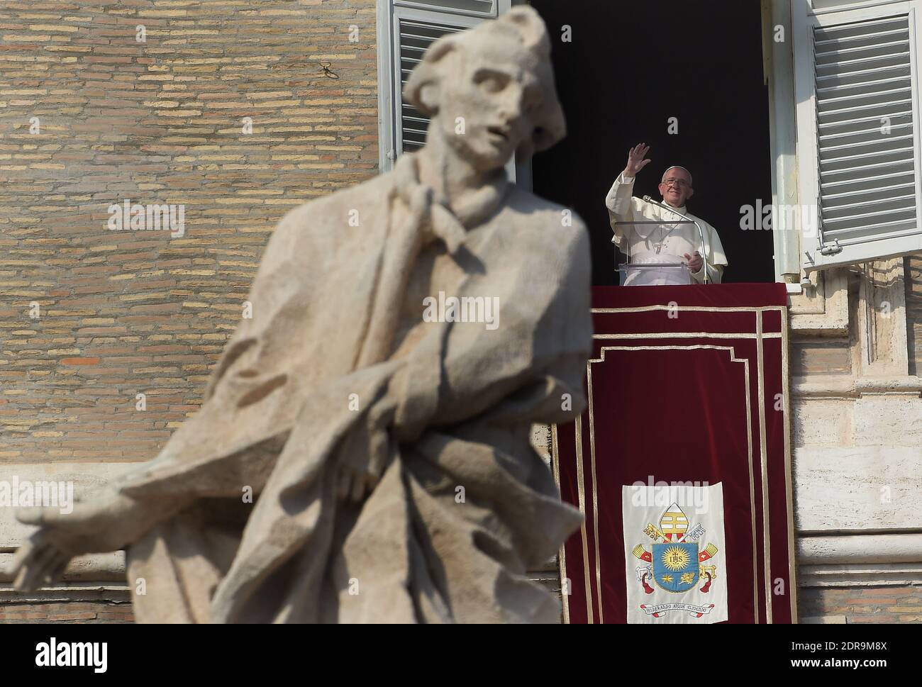 Papst Franziskus führt den angelus aus dem Fenster des apostolischen Palastes mit Blick auf den Petersplatz während seines sonntäglichen Angelusgebets im Vatikan am 15. November 2015. Nach den tödlichen Angriffen in Paris, die von Aktivisten des Islamischen Staates behauptet wurden, sagte Papst Franziskus, dass die Verwendung von Gottes Namen zur Rechtfertigung von Gewalt Sakrileg sei. Der Papst lud dann die Gläubigen ein, mit ihm für die unschuldigen Opfer der Angriffe zu beten. Foto von Eric Vandeville / ABACAPRESS.COM Stockfoto