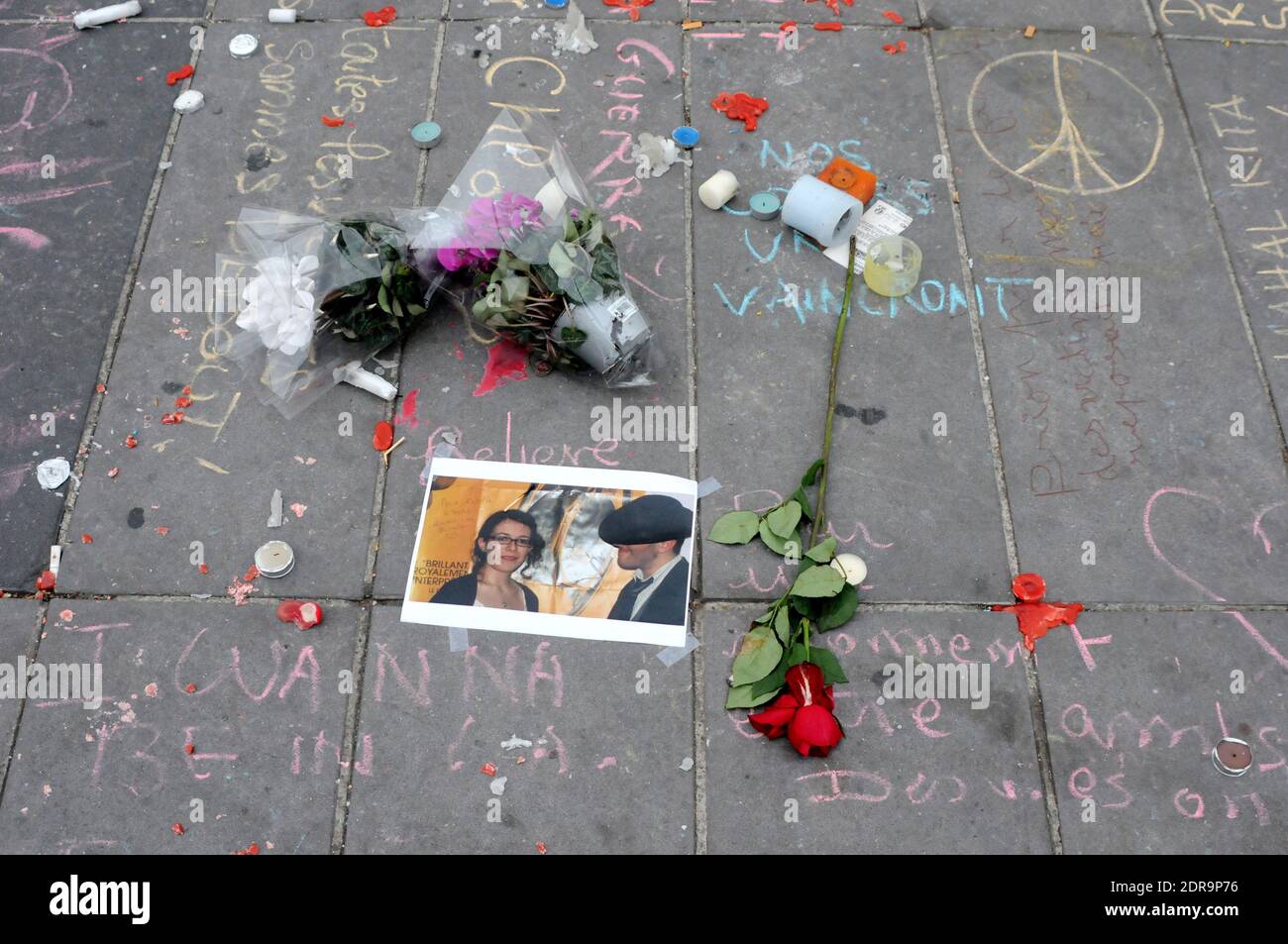 Am 16. November 2015 trauern Menschen um die Opfer auf dem Place de la Republique in Paris, Frankreich, nach den Terroranschlägen am Freitag, bei denen 129 Menschen ums Leben kamen und weitere 352 verletzt wurden. Foto von Alain Apaydin/ABACAPRESS.COM Stockfoto