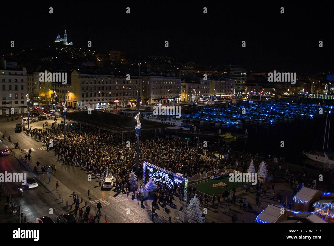 In Le Vieux Port in Marseille, Südfrankreich, versammeln sich Menschen 16, um den Opfern einer Reihe von Terroranschlägen in Paris in der Nacht vom 13. Auf den 14. November 2015 Respekt zu zollen, bei denen 129 Menschen getötet und 352 verletzt wurden. Foto von Franck Bessiere/ABACAPRESS.COM Stockfoto