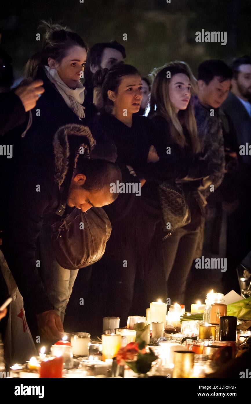 Am 16. November 2015 trauern Menschen um die Opfer auf dem Place de la Republique in Paris, Frankreich, nach den Terroranschlägen am Freitag, bei denen 129 Menschen ums Leben kamen und weitere 352 verletzt wurden. Foto von Audrey Poree/ABACAPRESS.COM Stockfoto