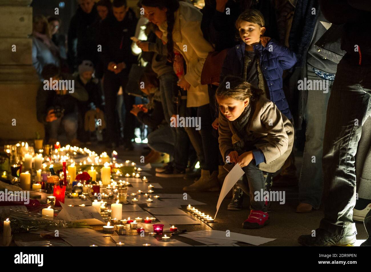 In der französischen Alpenstadt Annecy am 16. November 2015 versammeln sich Menschen, um den Opfern einer Reihe von Terroranschlägen in Paris in der Nacht vom 13. Auf den 14. November, bei denen 129 Menschen getötet und 352 verletzt wurden, Respekt zu zollen. Foto von Bertrand Gilles/ABACAPRESS.COM Stockfoto